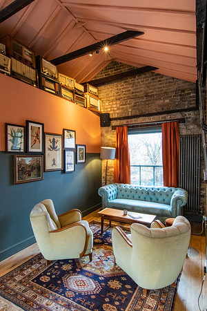 Cozy meeting space with turquoise sofa, ideal for team gatherings and creative workshops.