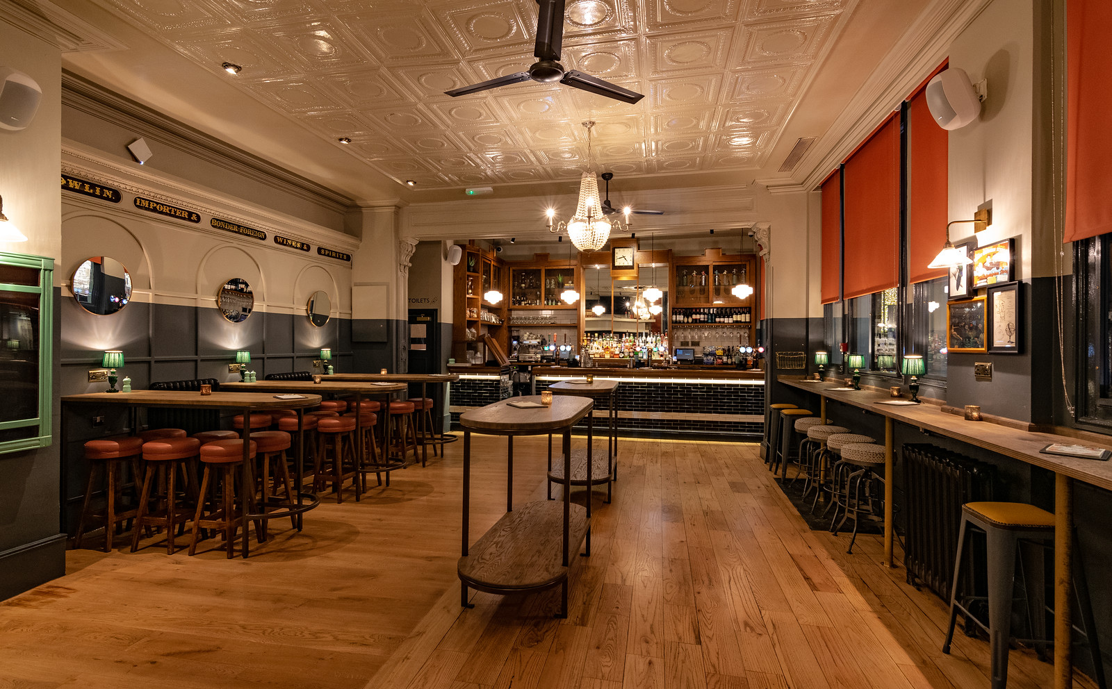 Stylish bar with vintage decor, perfect for networking events and gatherings.