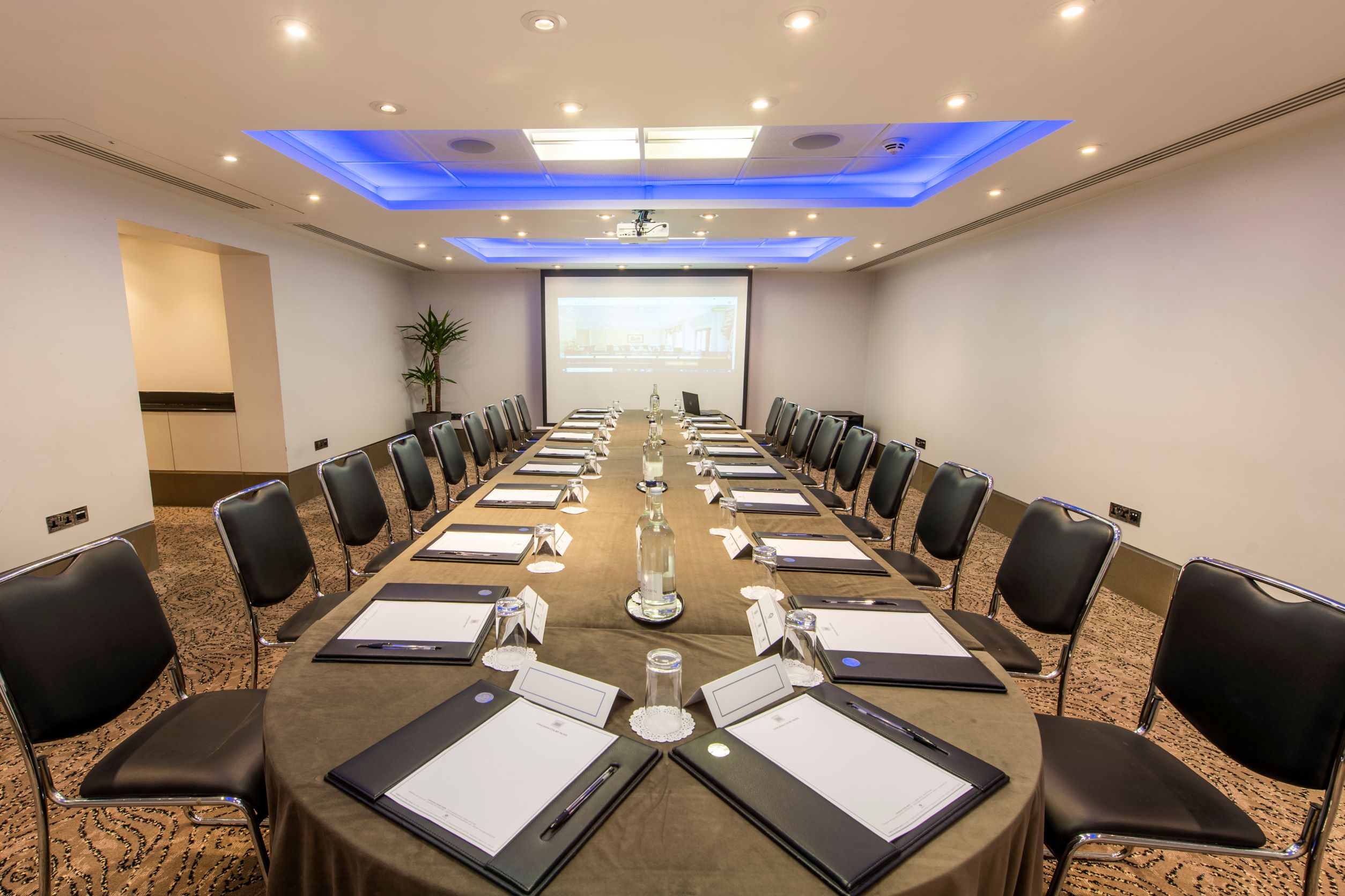Langham Suite meeting room with round table, ideal for professional gatherings and presentations.