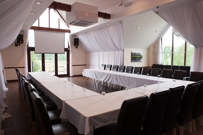 Corporate meeting room with U-shaped table, ideal for workshops and strategy sessions.