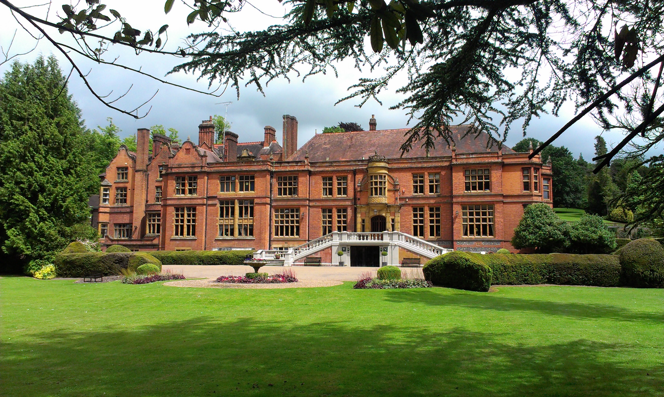 Marden Park Mansion: elegant historic venue for upscale events and weddings.