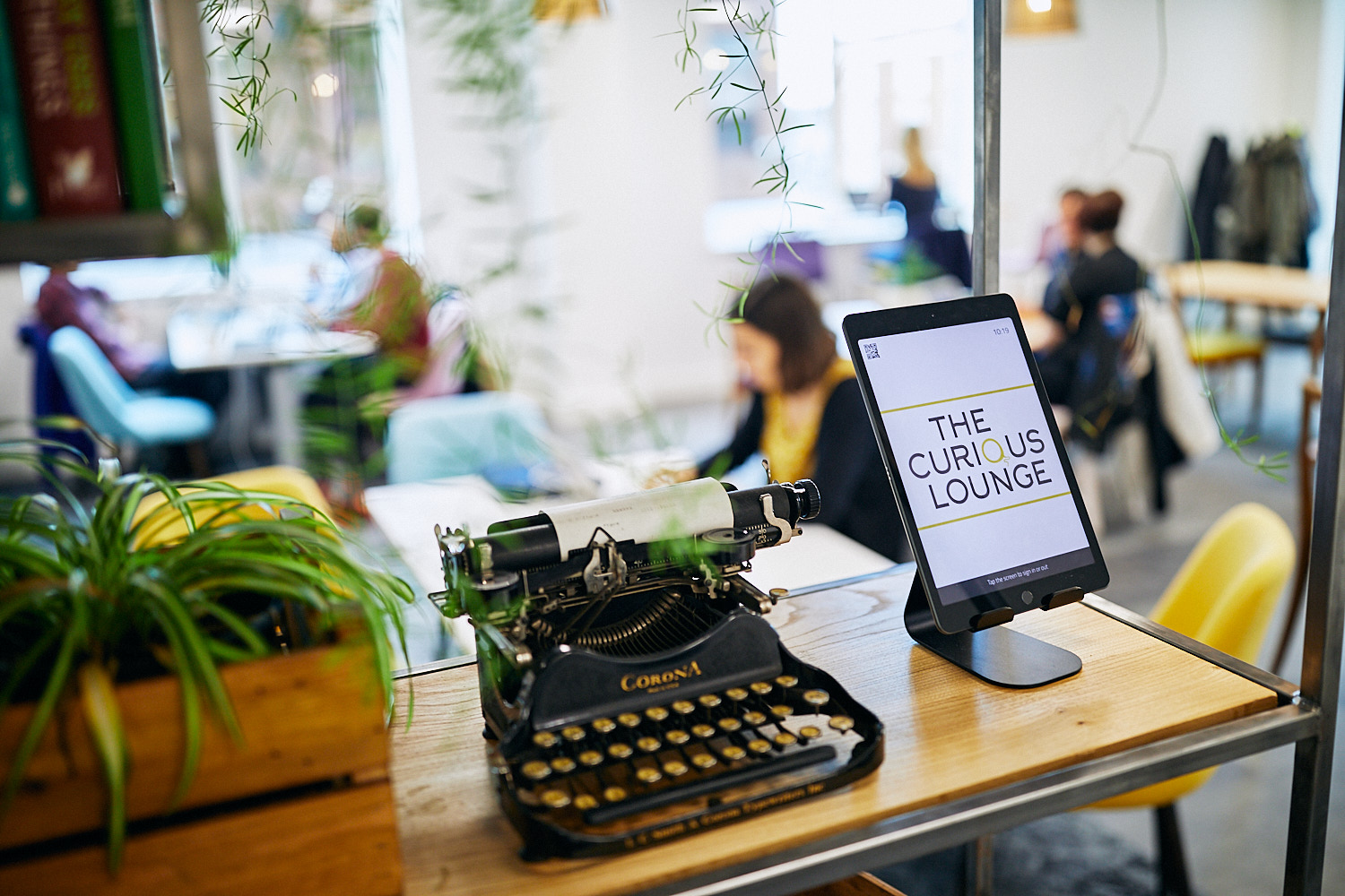 Creative meeting space with vintage typewriter, perfect for workshops and brainstorming.