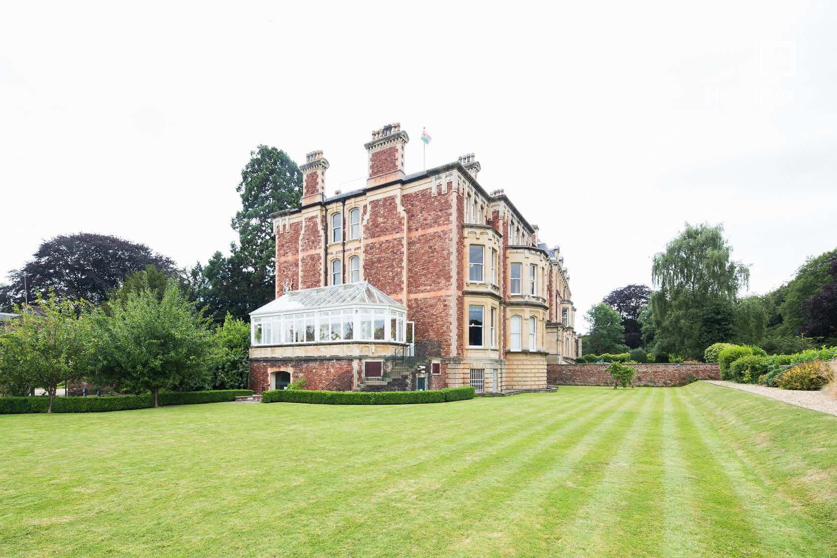 Historic mansion venue with elegant architecture, ideal for weddings and corporate events.