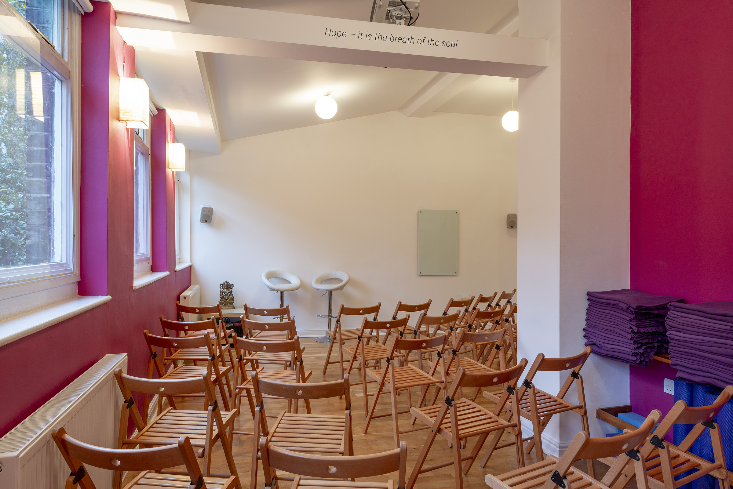 Versatile meeting space with wooden chairs at Parvati Studio, ideal for workshops and gatherings.