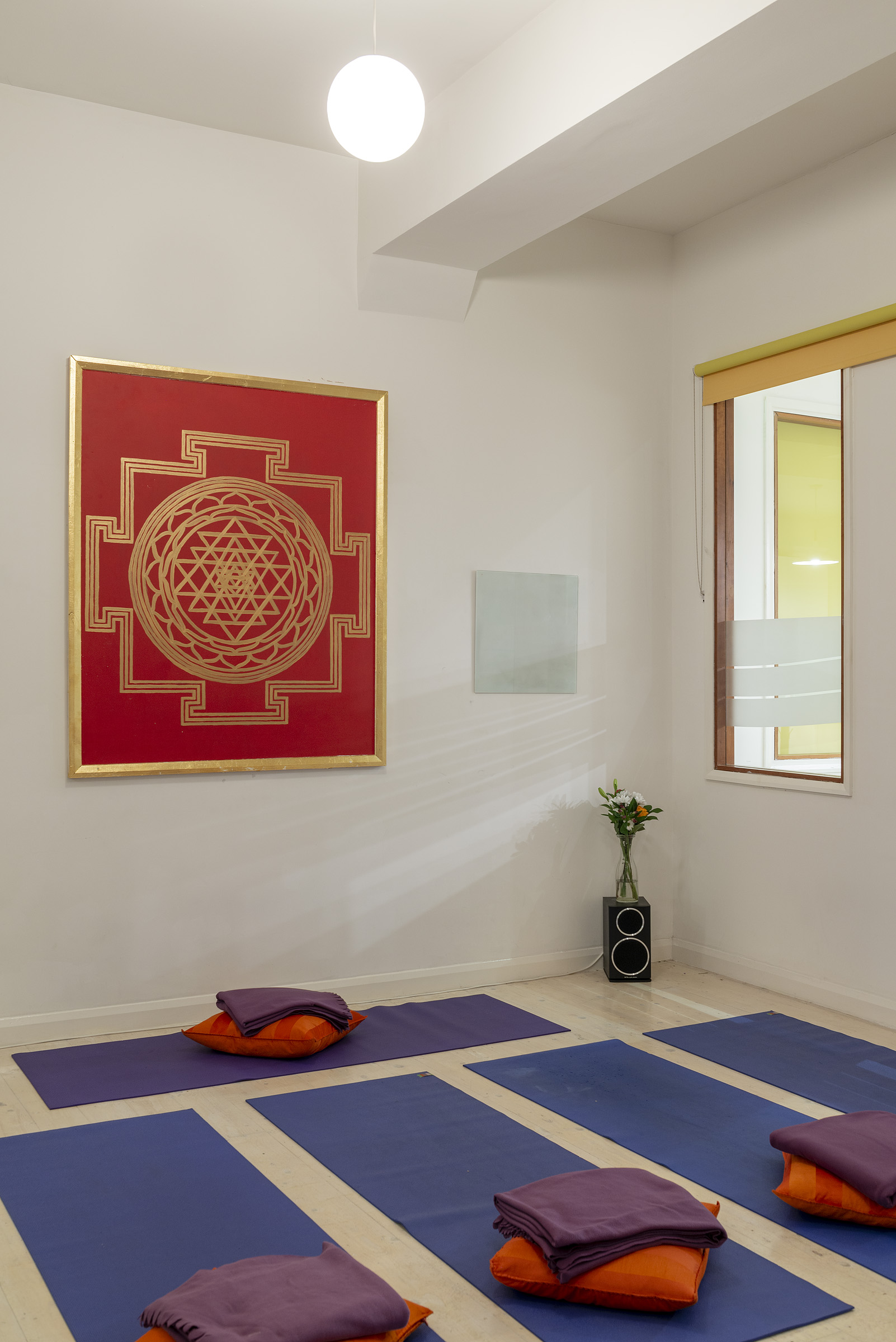 Serene Akshobia studio with vibrant wall art, perfect for creative meetings and events.