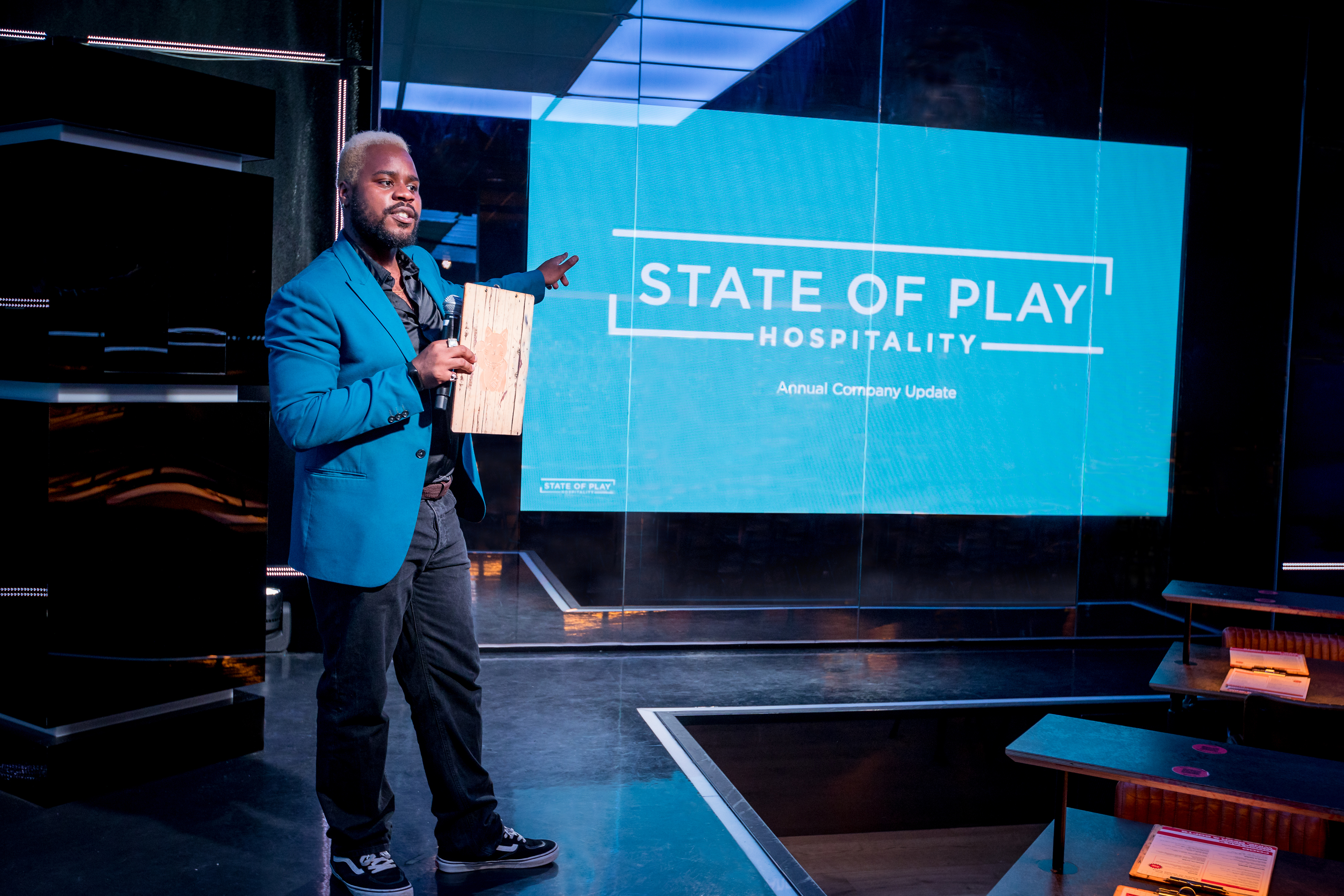 Dynamic presenter at Hijingo corporate event on hospitality trends, showcasing innovation.