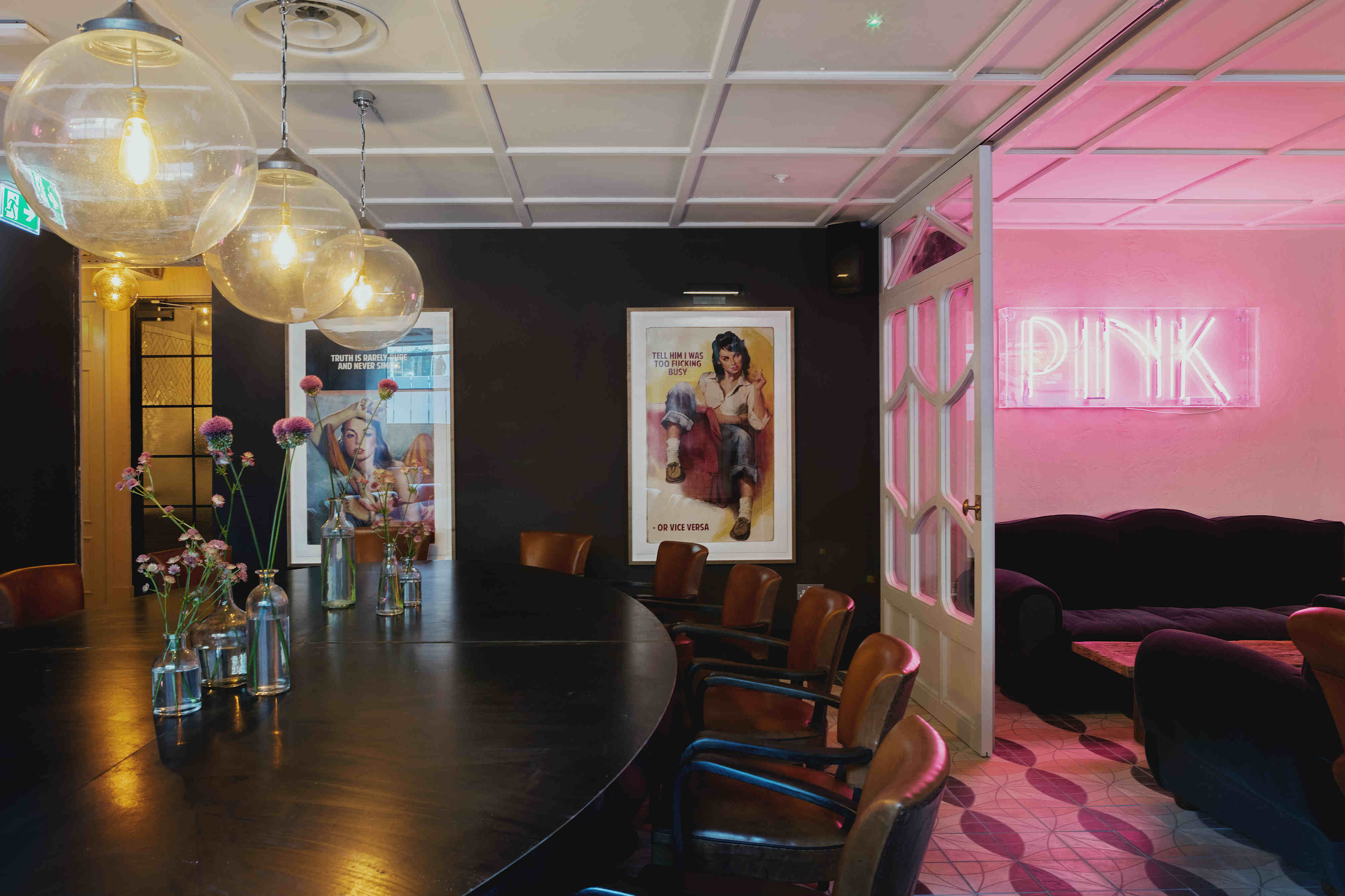 Stylish meeting space with round table, ideal for corporate events and brainstorming sessions.