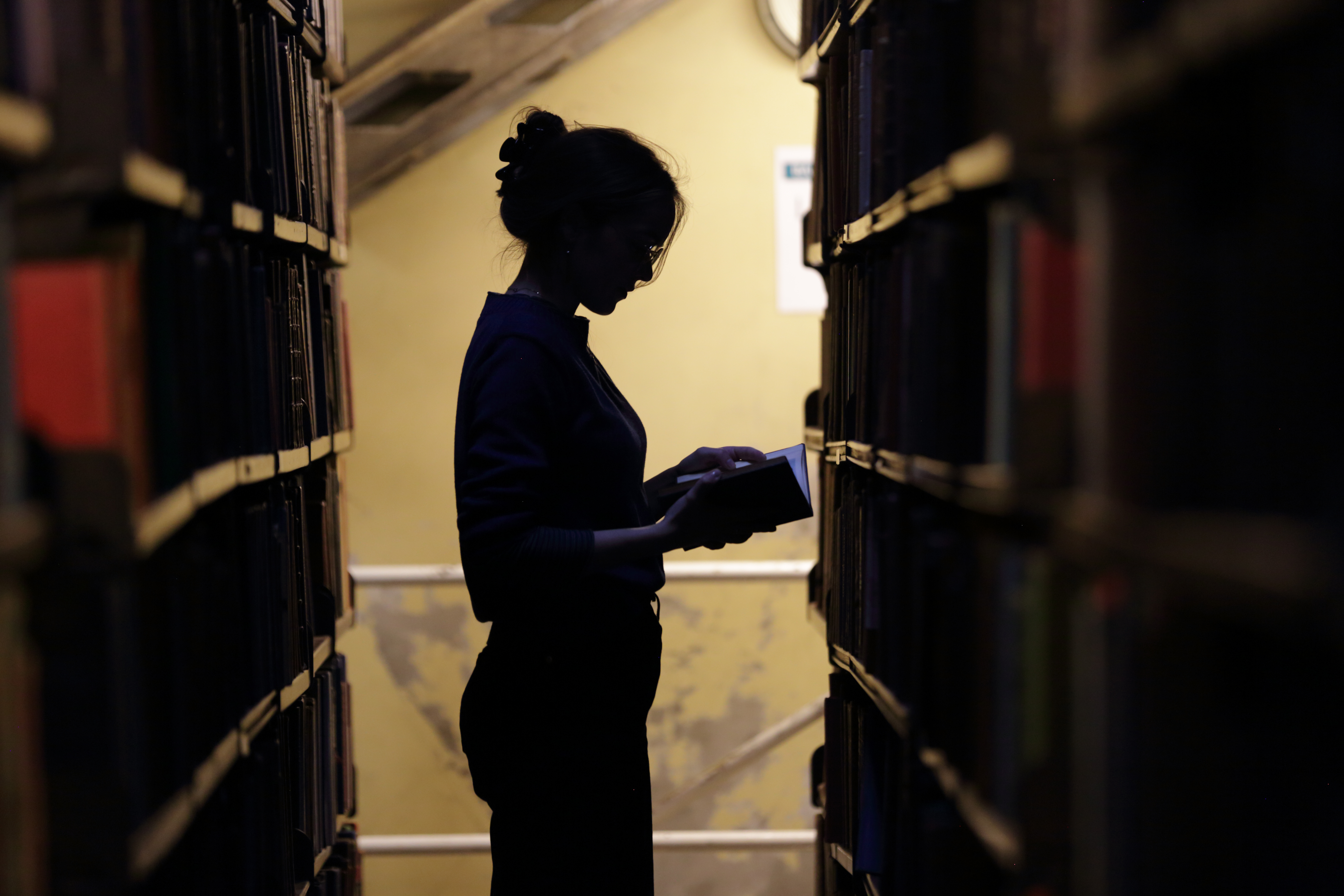 Silhouette reading in The London Library, perfect for intimate workshops and events.