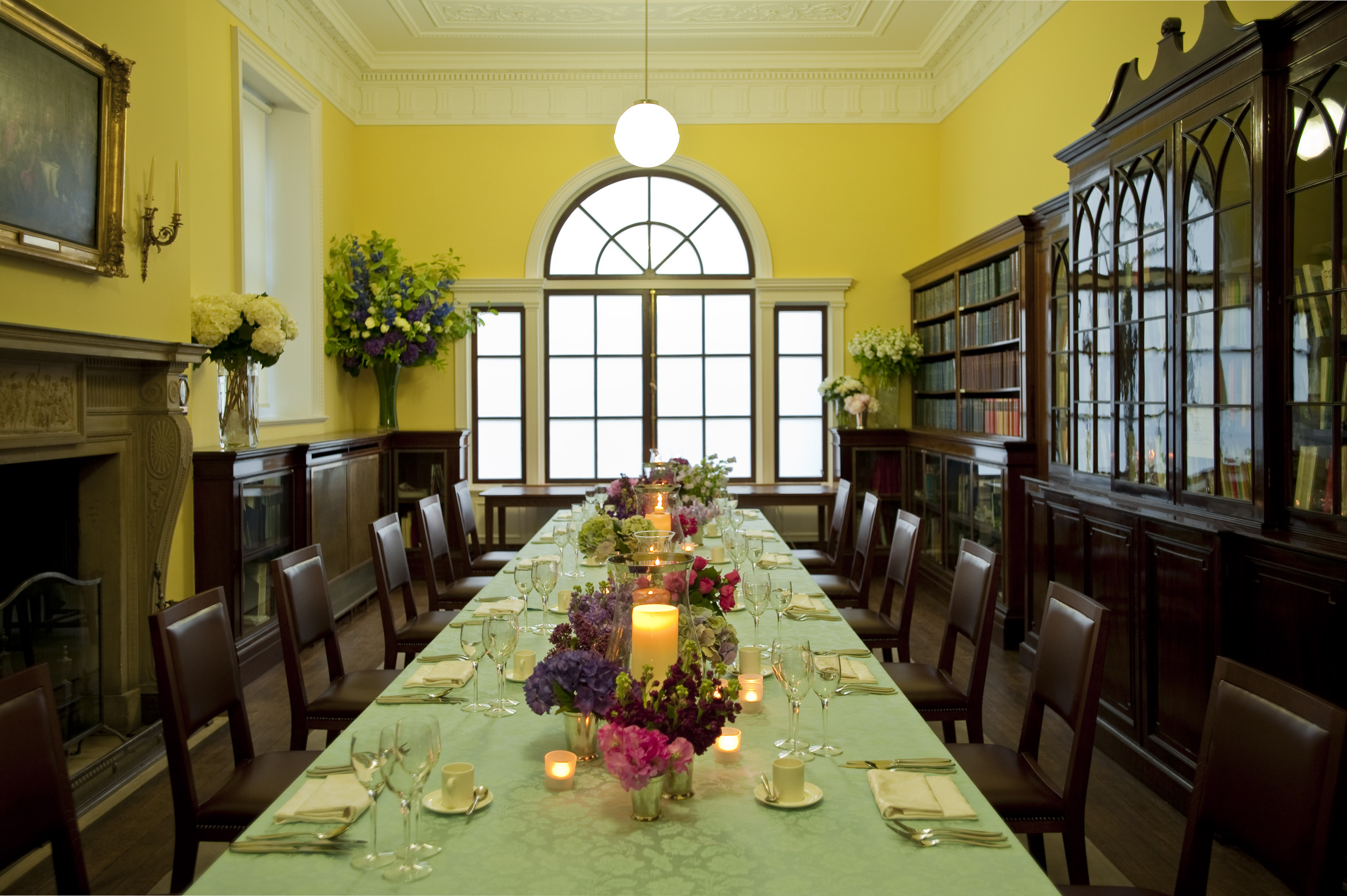 Elegant meeting space in The London Library with floral centerpieces for events.