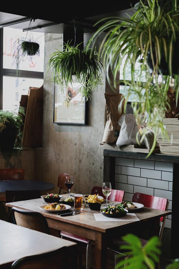 Cozy venue in Heist Bank with greenery, perfect for small meetings and events.