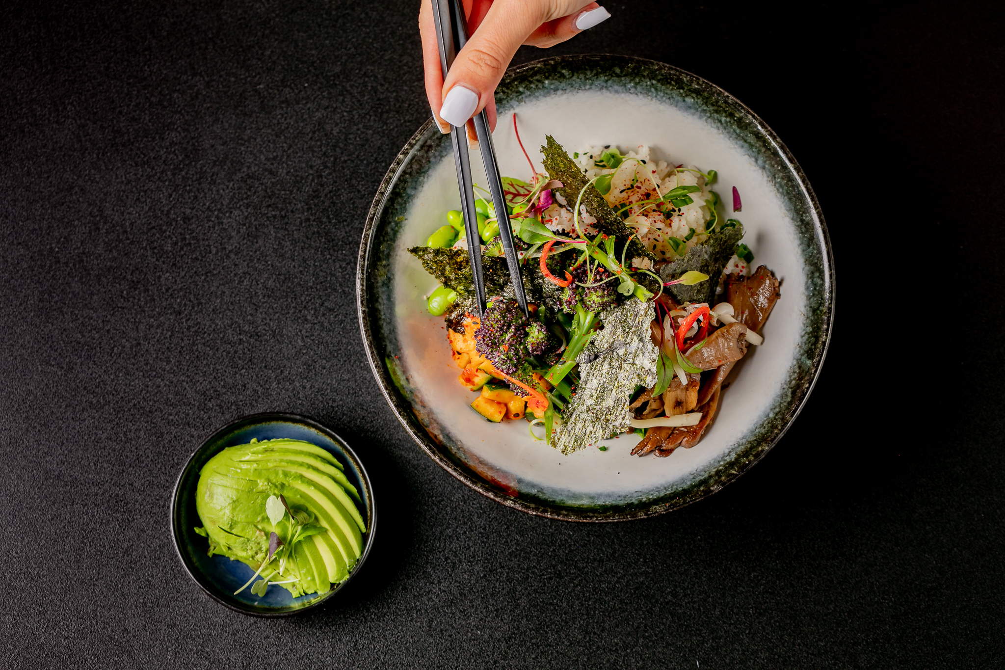 Vibrant catering bowl with fresh ingredients and avocado at Hijingo event.
