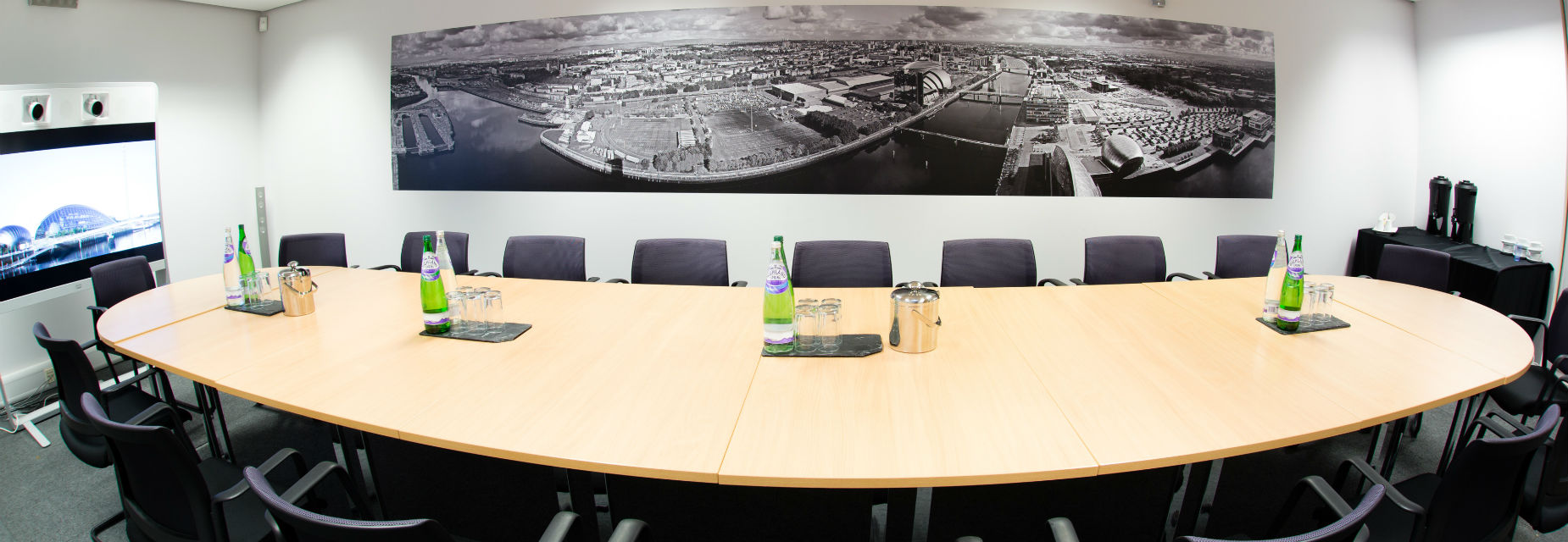 Modern meeting room in Glasgow Science Centre, ideal for professional gatherings and discussions.