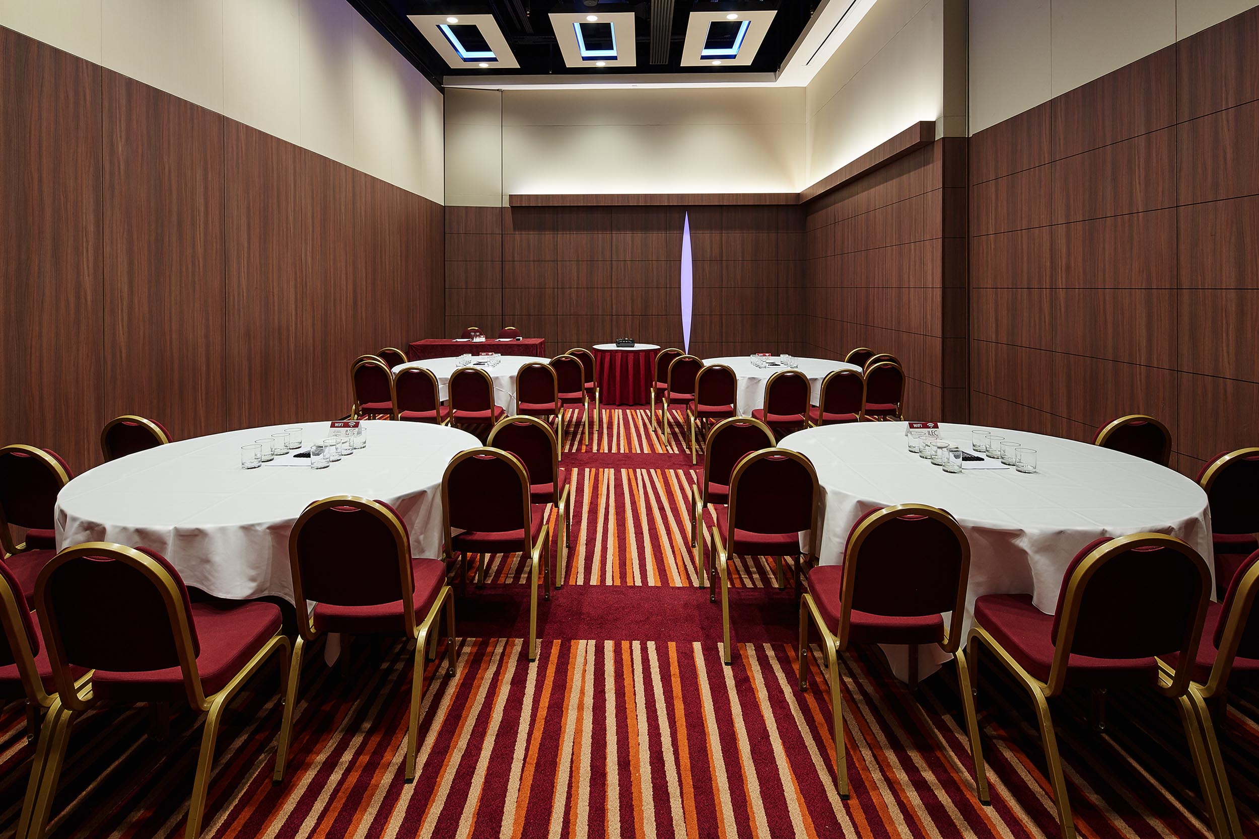 LONDON V - 5suasgur1hn.jpg