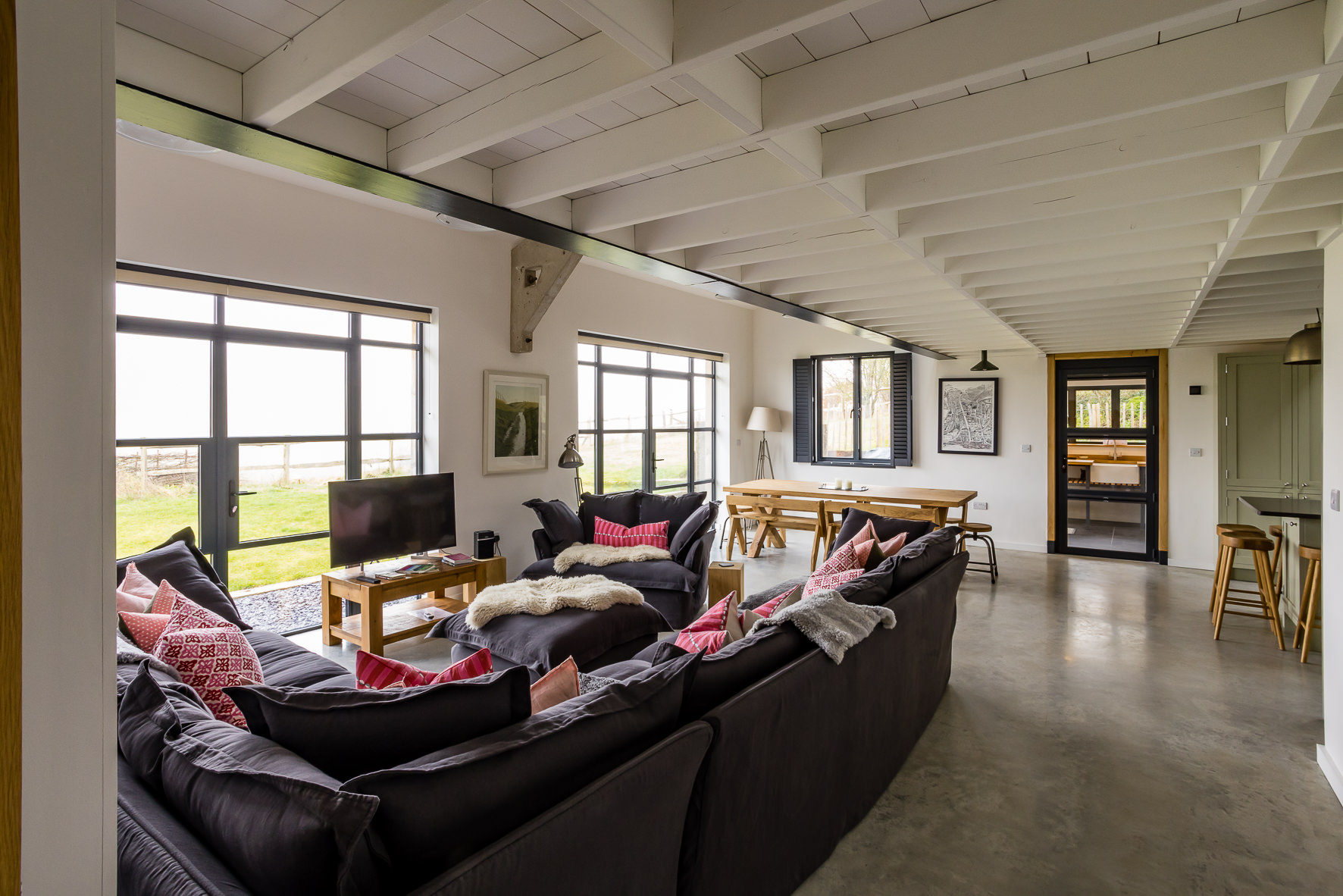 Spacious modern meeting venue with natural light for creative brainstorming sessions.