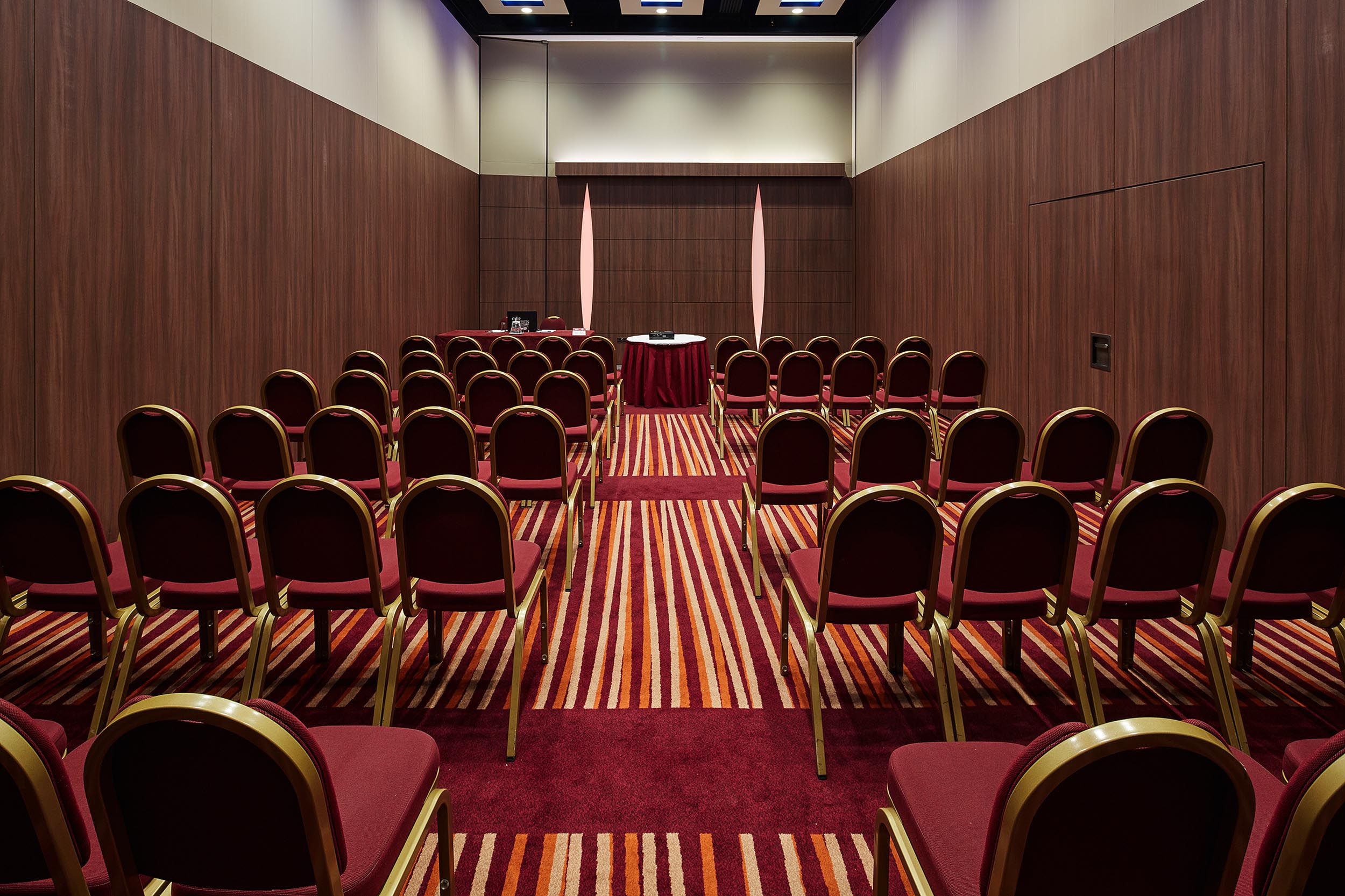 LONDON III - b1xspzeuonf.jpg