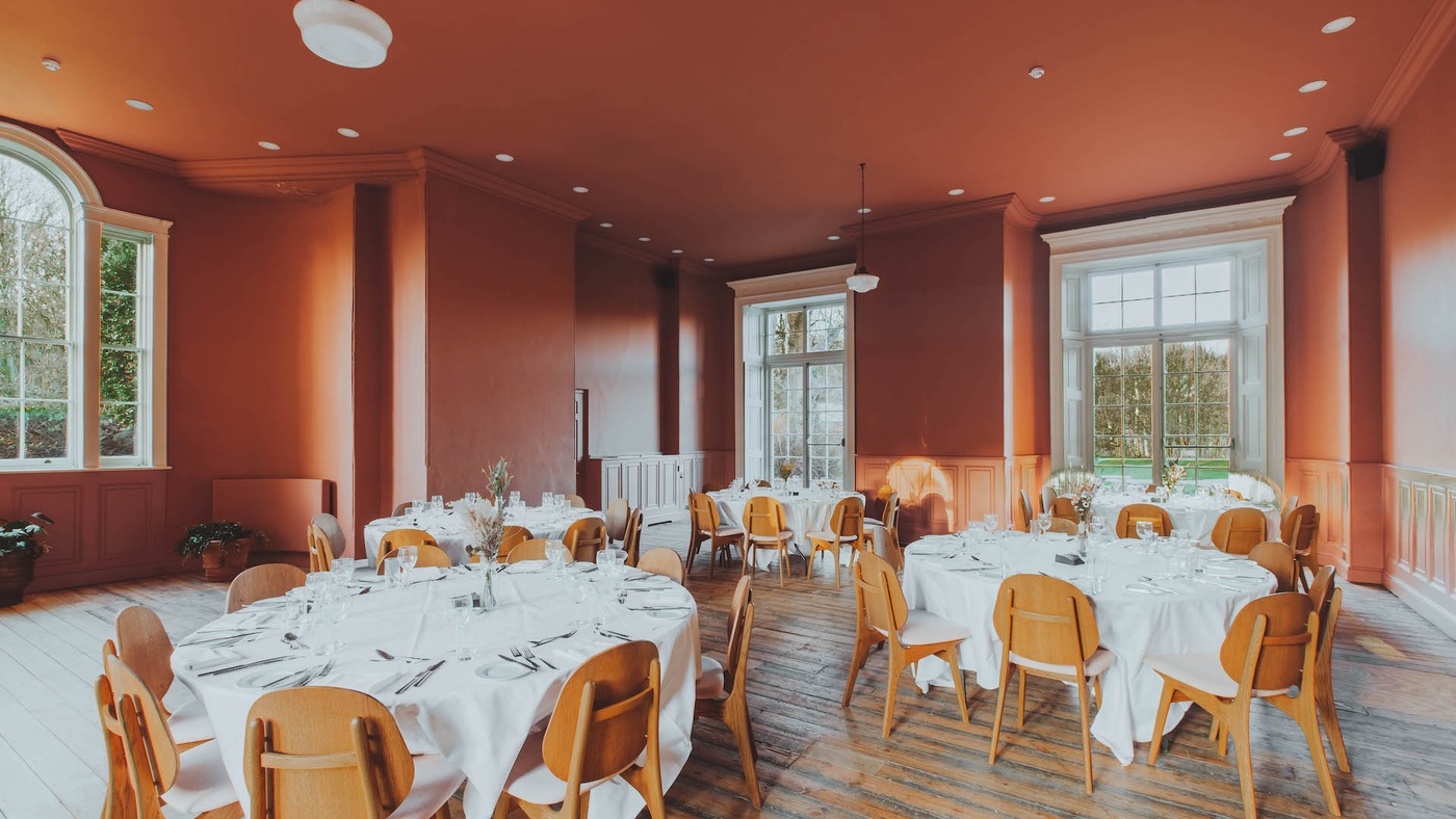 Elegant dining area with round tables, ideal for weddings and corporate events.