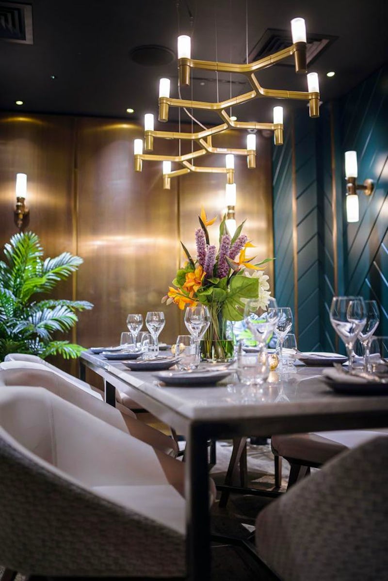 Elegant dining table with floral centerpiece for upscale events in Farzi London.