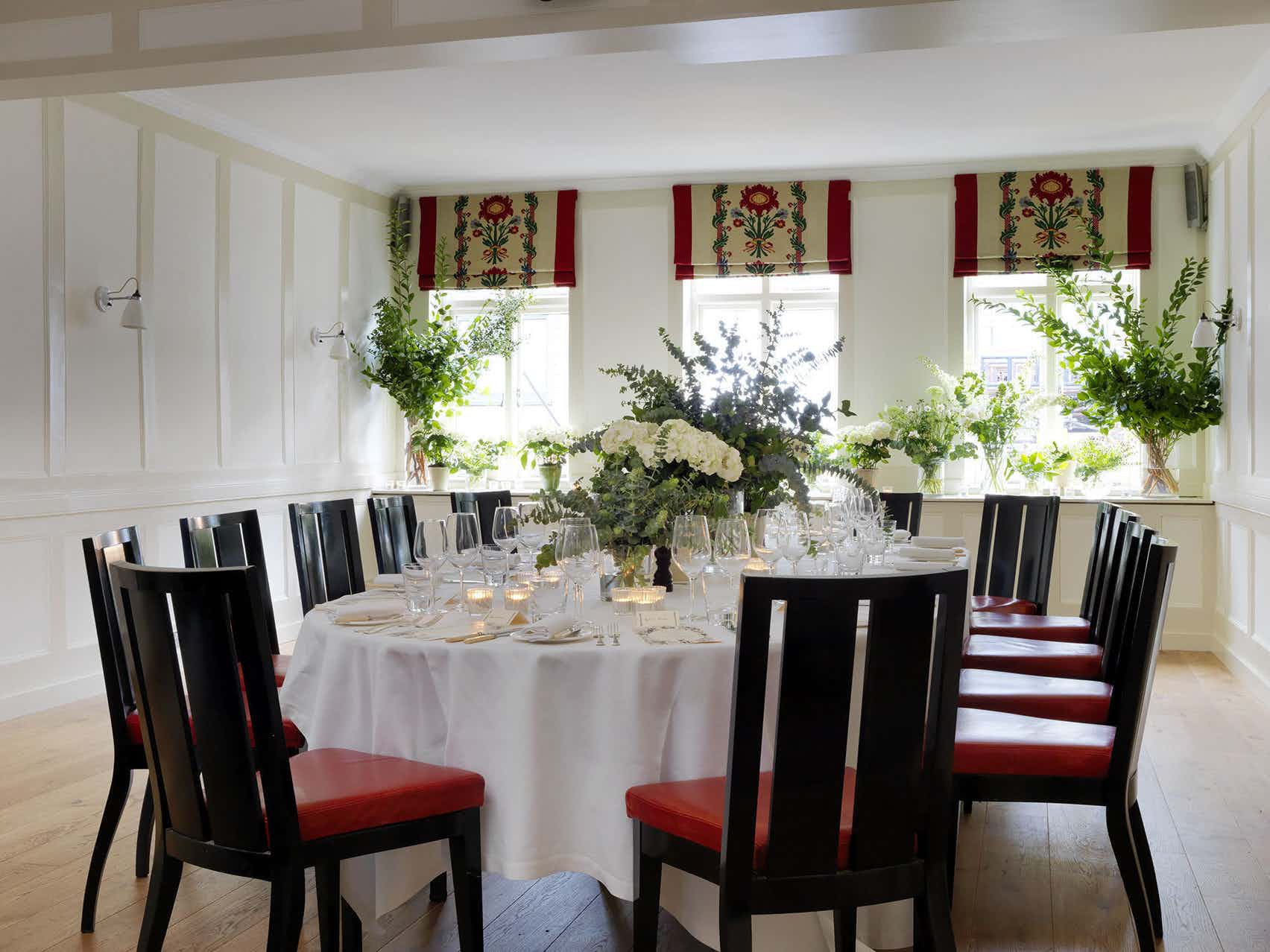Elegant dining room with floral centerpiece, ideal for intimate gatherings and corporate dinners.