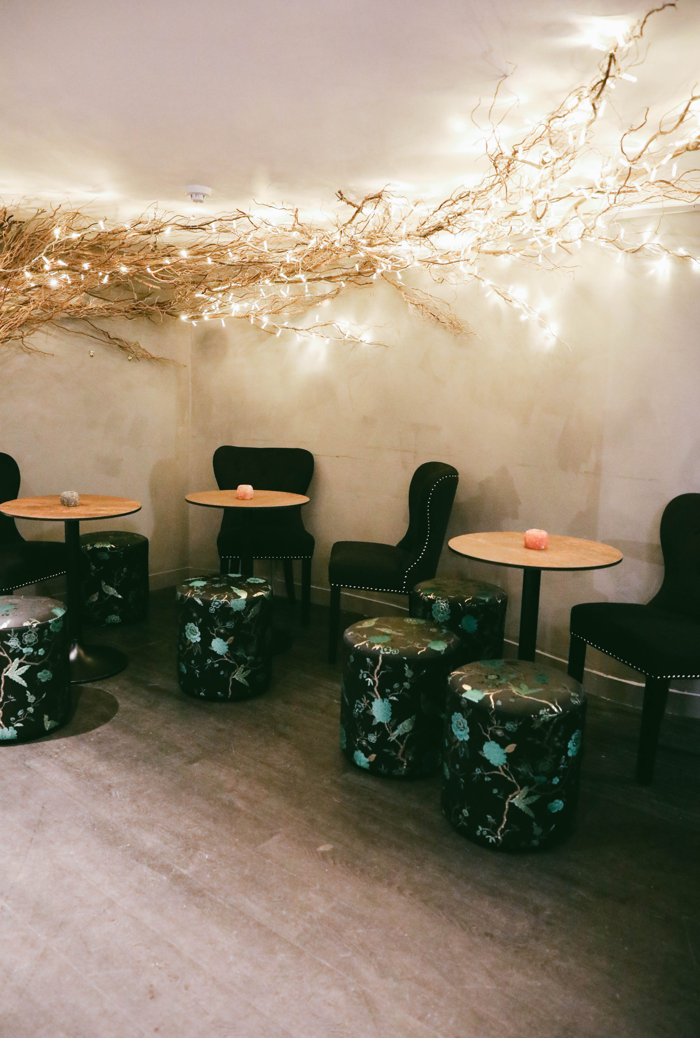 Sandy's Piano Bar: Cozy intimate venue with elegant seating for gatherings and events.