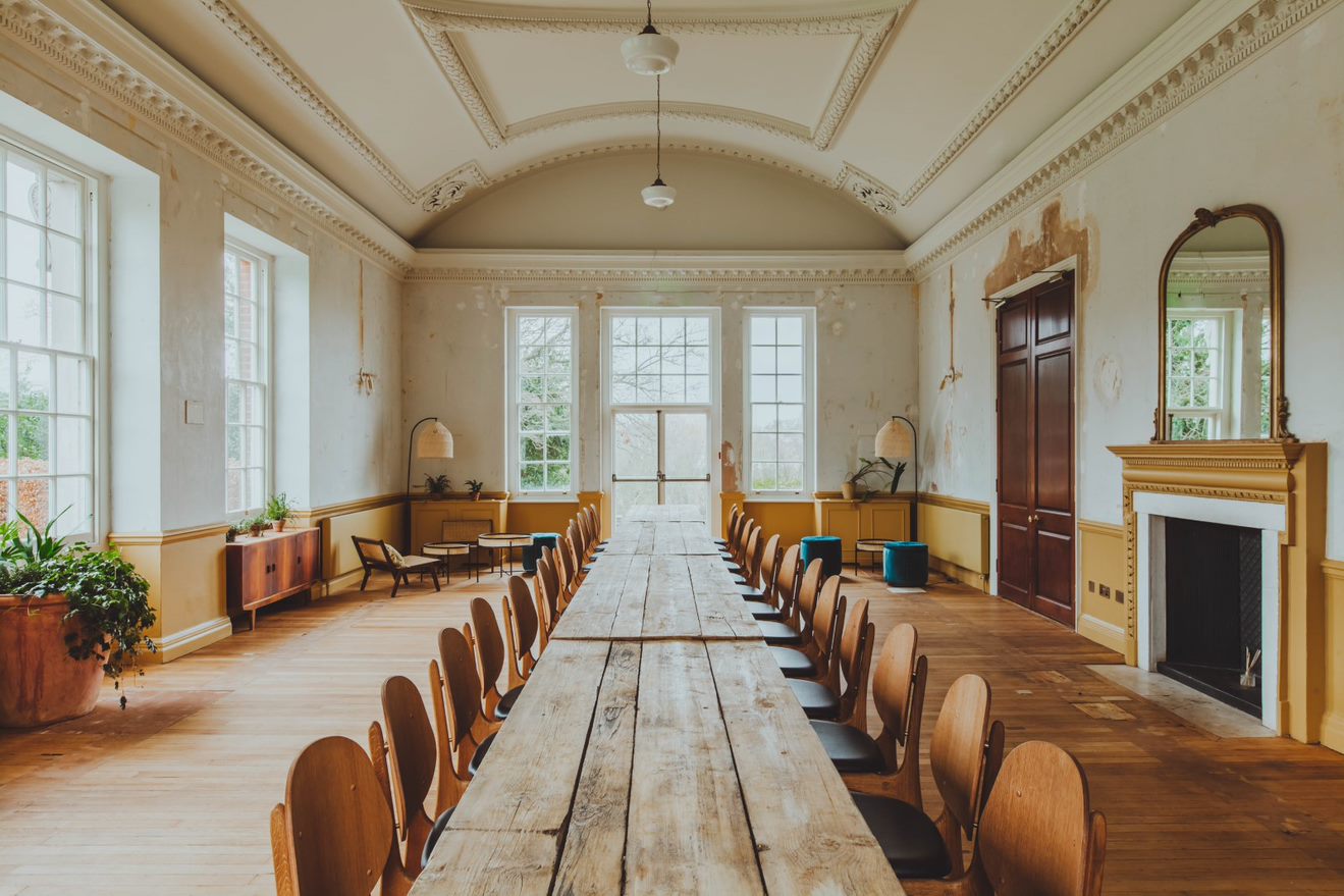 Spacious meeting room with large windows, ideal for professional events and gatherings.