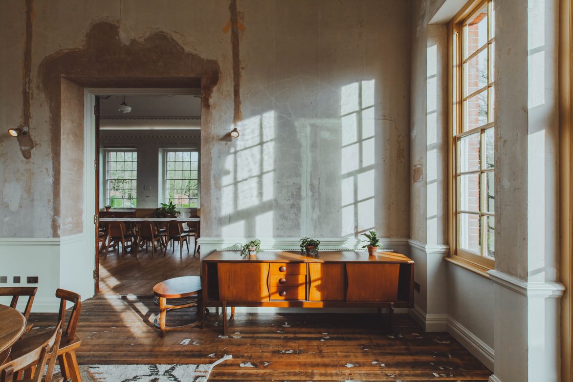 Charming rustic event space with vintage decor, ideal for intimate gatherings and workshops.