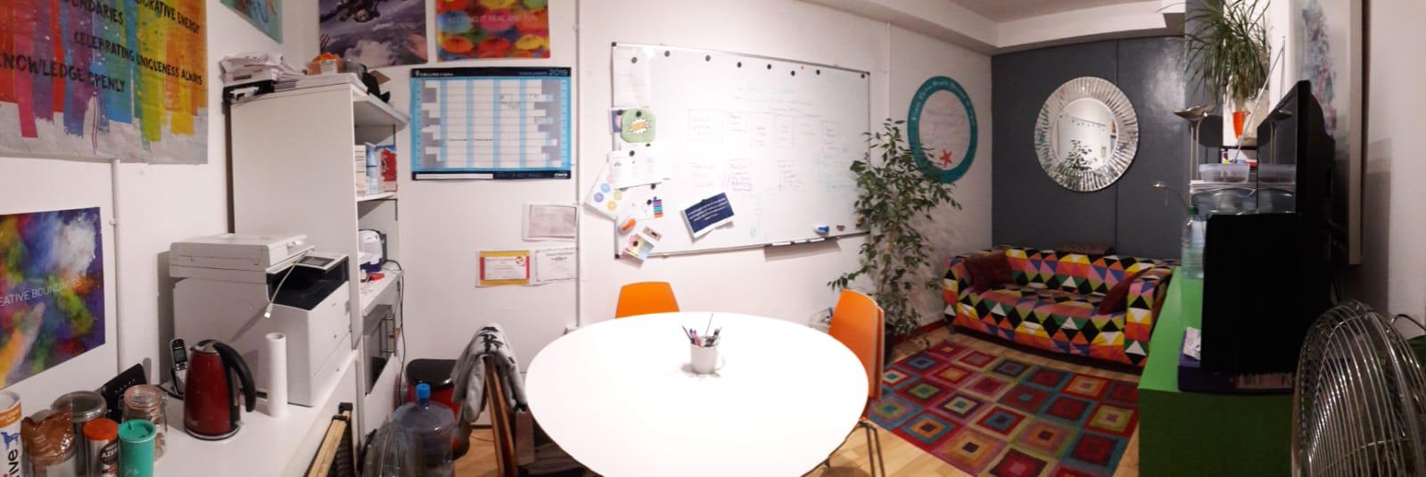 Cozy meeting room with round table, ideal for brainstorming and team discussions.