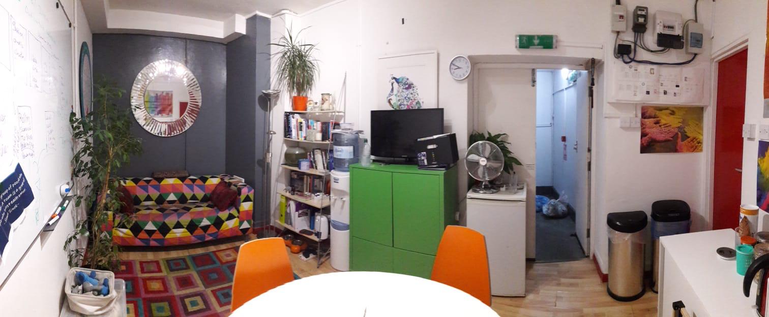 Cozy multifunctional meeting room with vibrant decor for team brainstorming sessions.