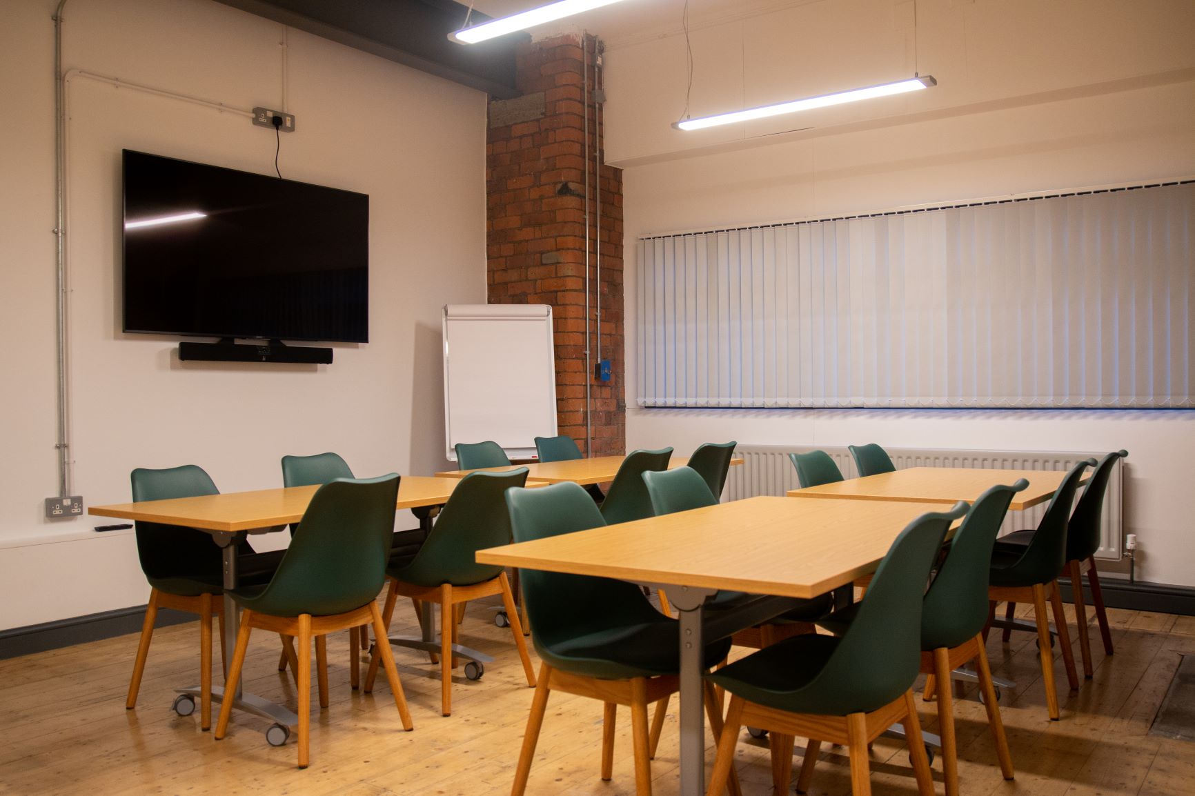 Achieve Room in Swan Buildings: modern meeting space with flexible table and ergonomic chairs.