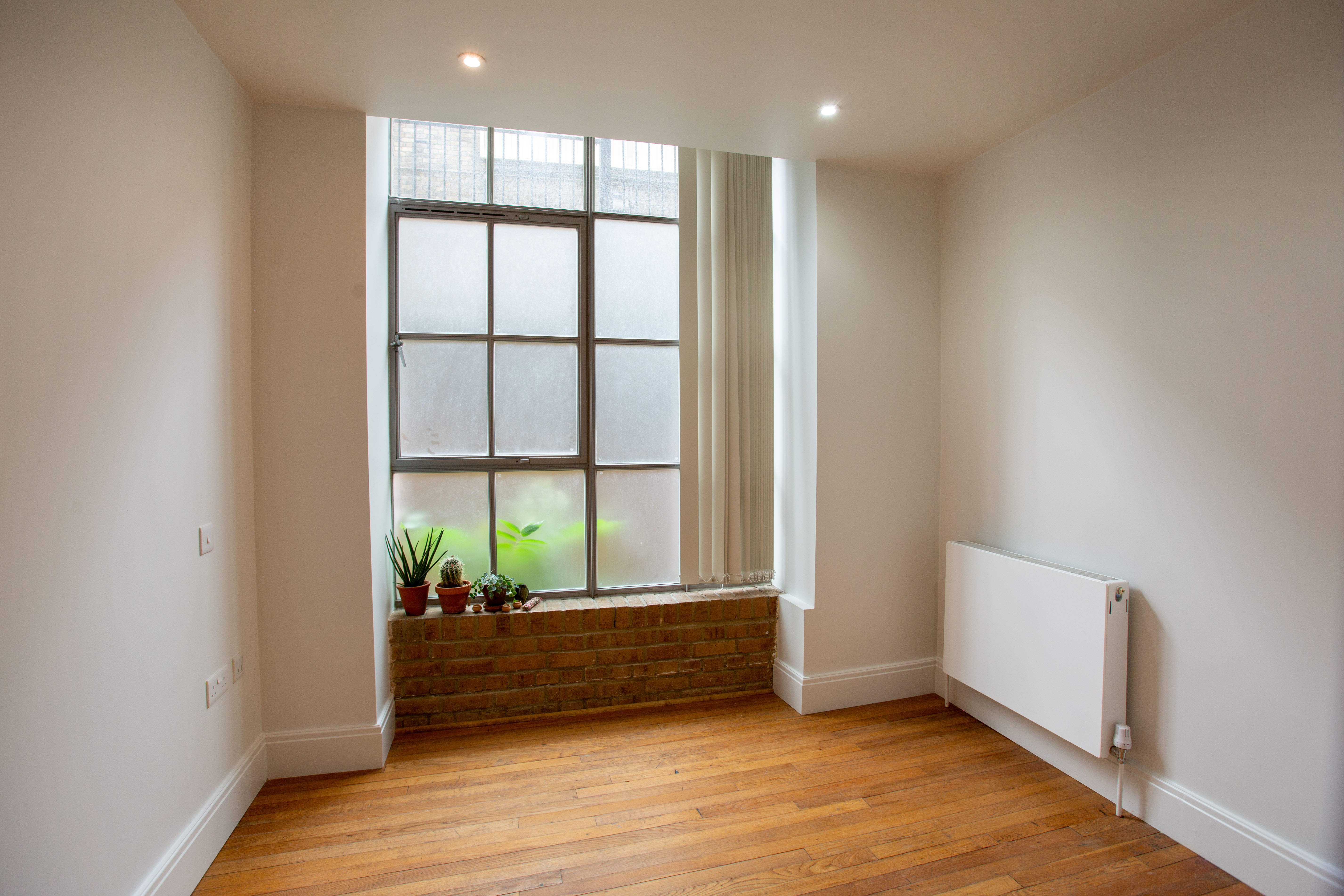 Minimalist meeting space with natural light, ideal for gatherings and brainstorming sessions.