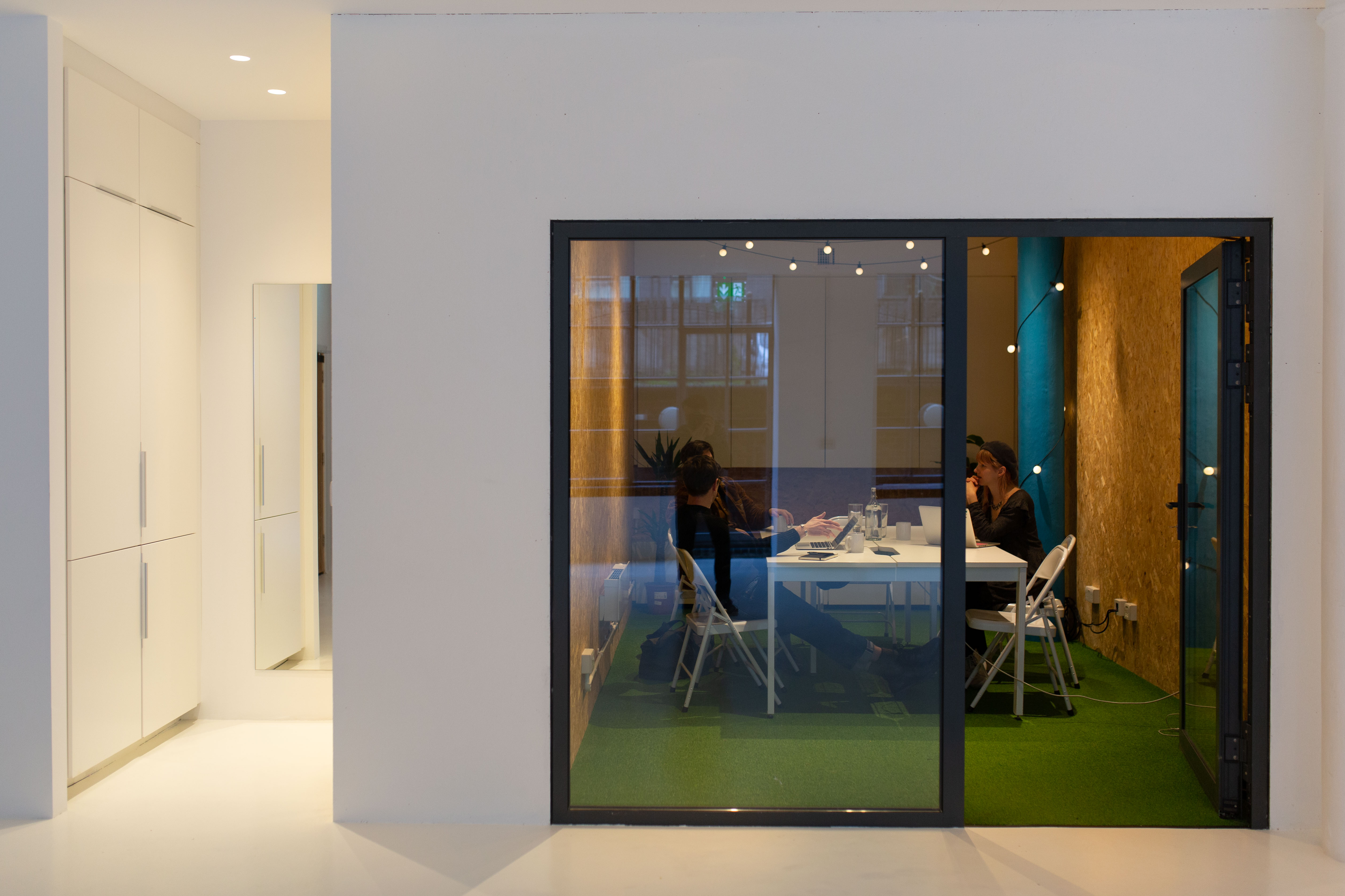 Modern meeting space with glass walls for creative brainstorming sessions at Studio 52.