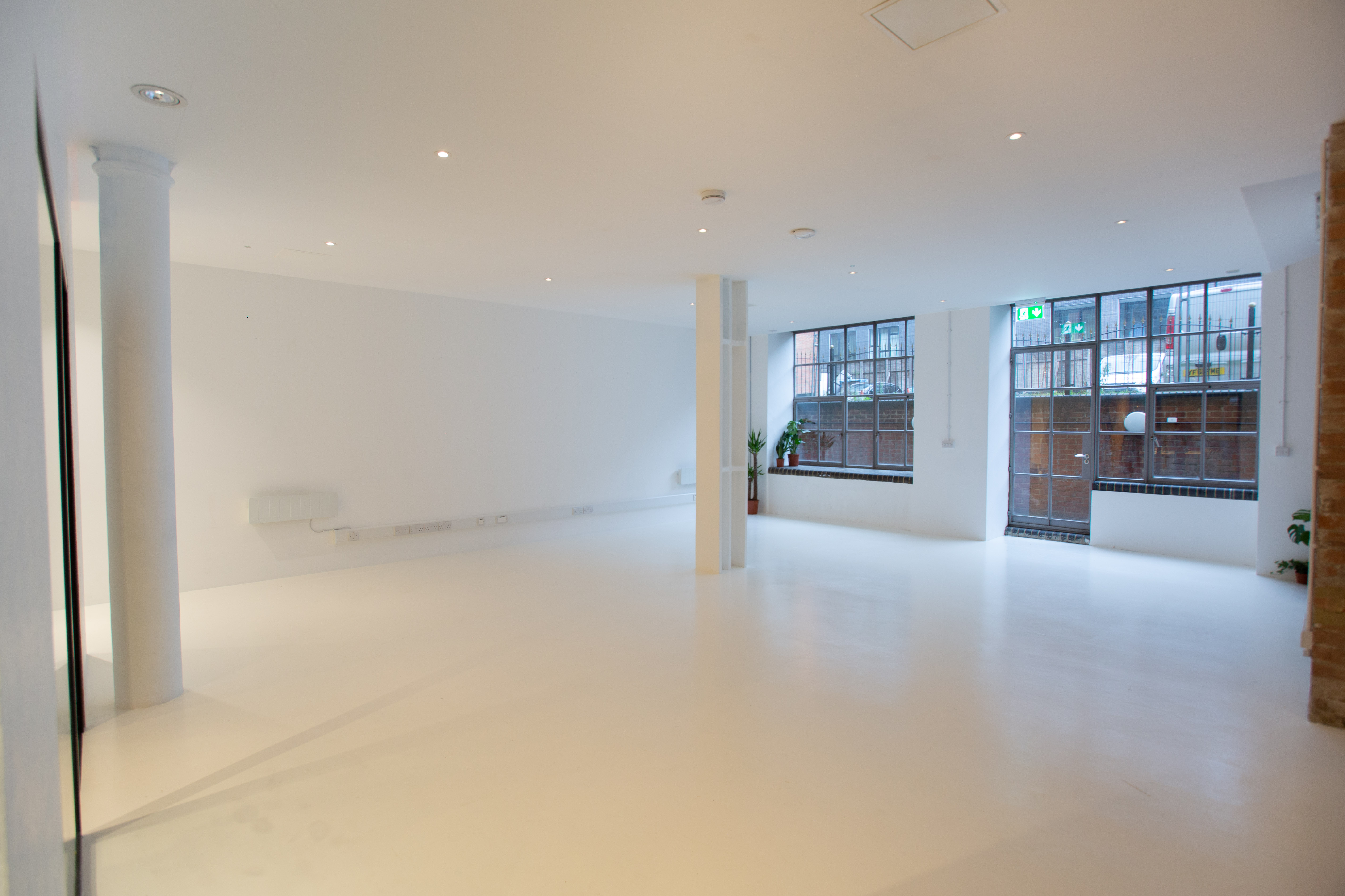 Versatile event space in Studio 52, ideal for meetings and workshops with natural light.