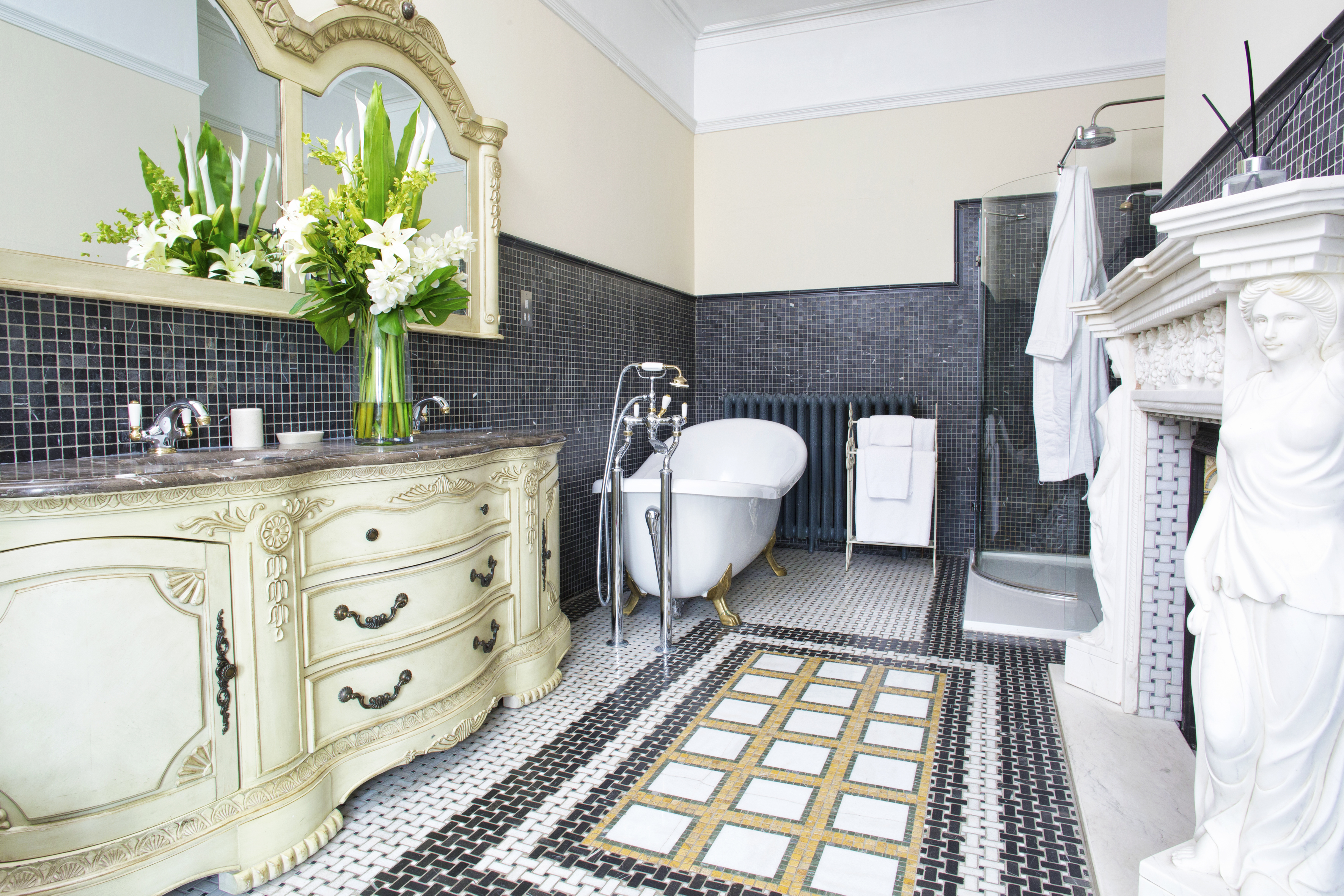 Luxurious bathroom at Berwick Lodge, perfect for high-end events and retreats.