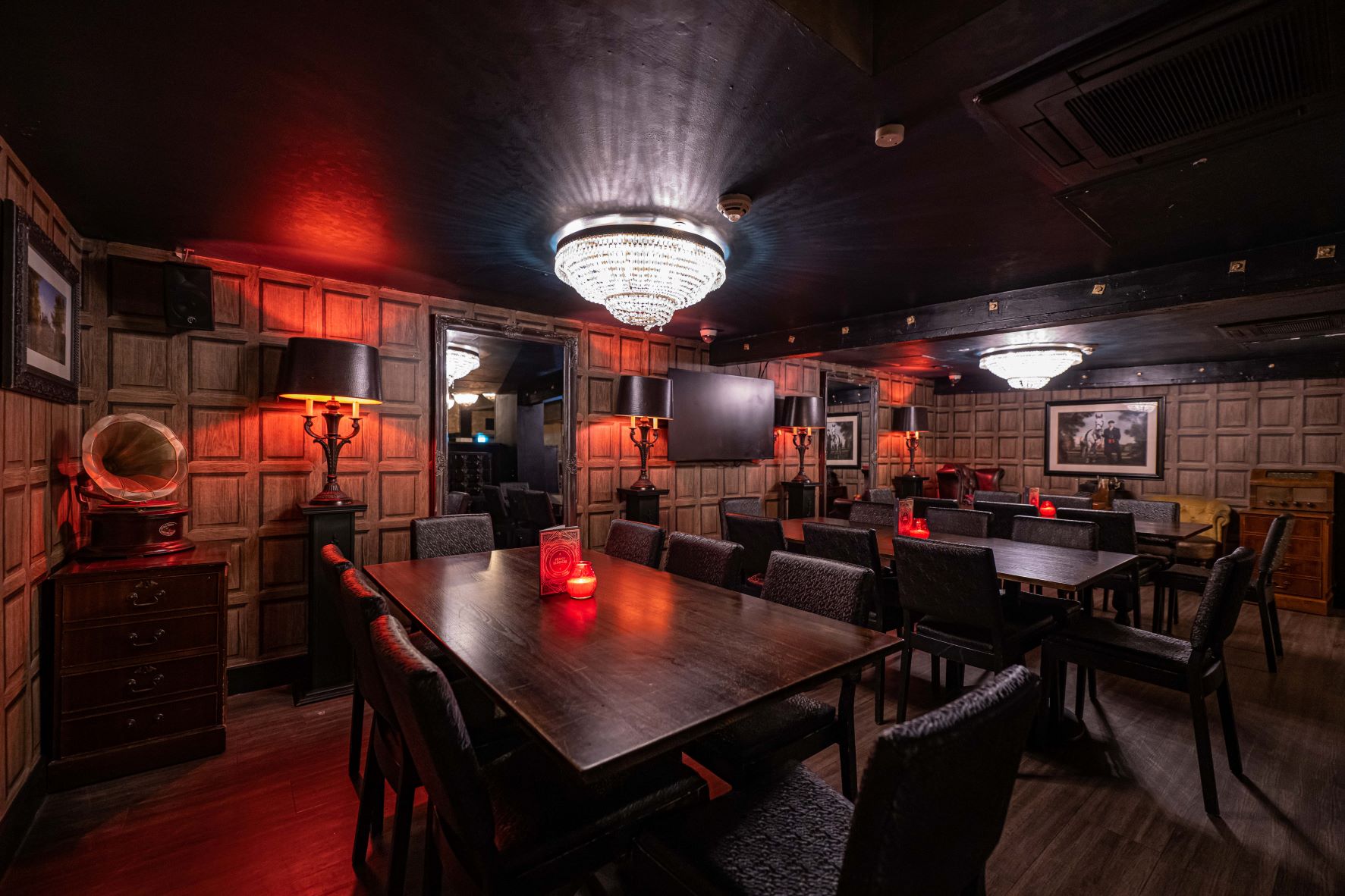 Tommy's Office - oen40mieejw.jpg