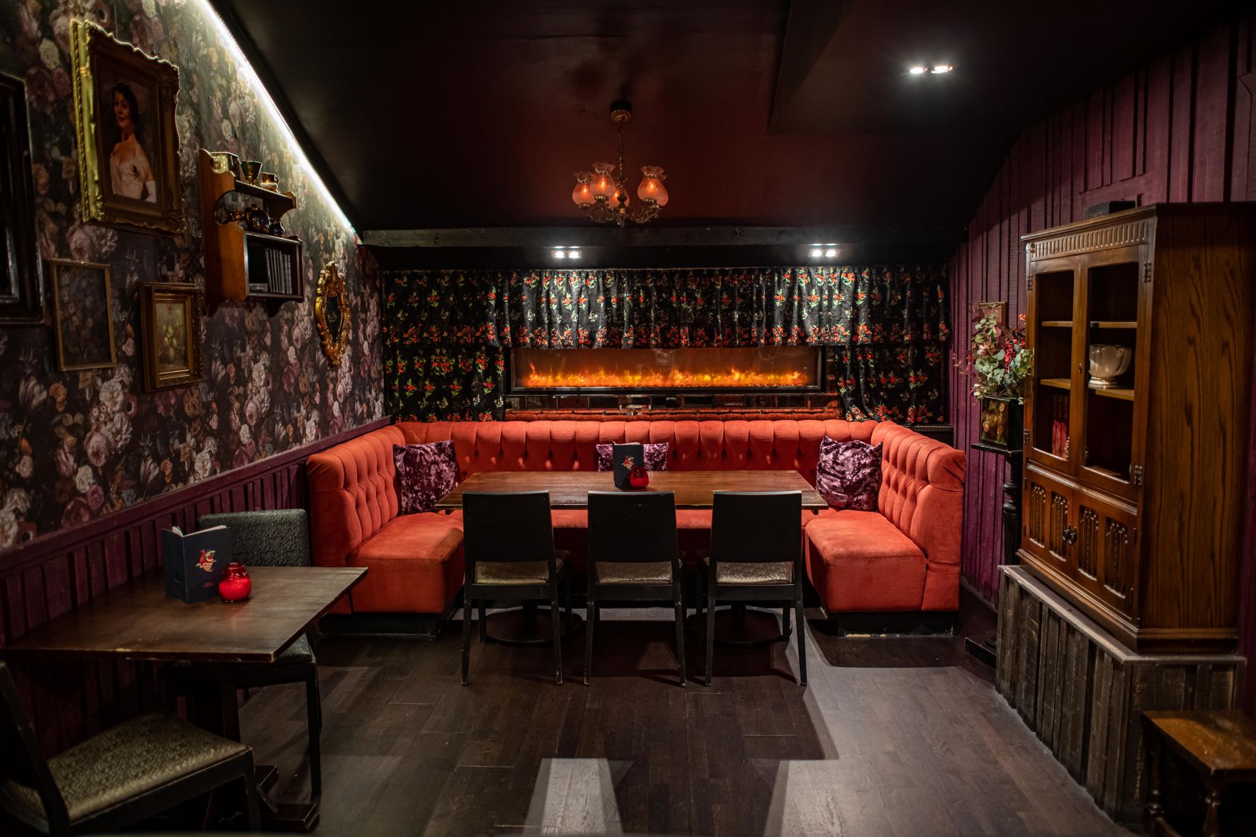 Polly's Parlour - h550wzytb1y.jpg