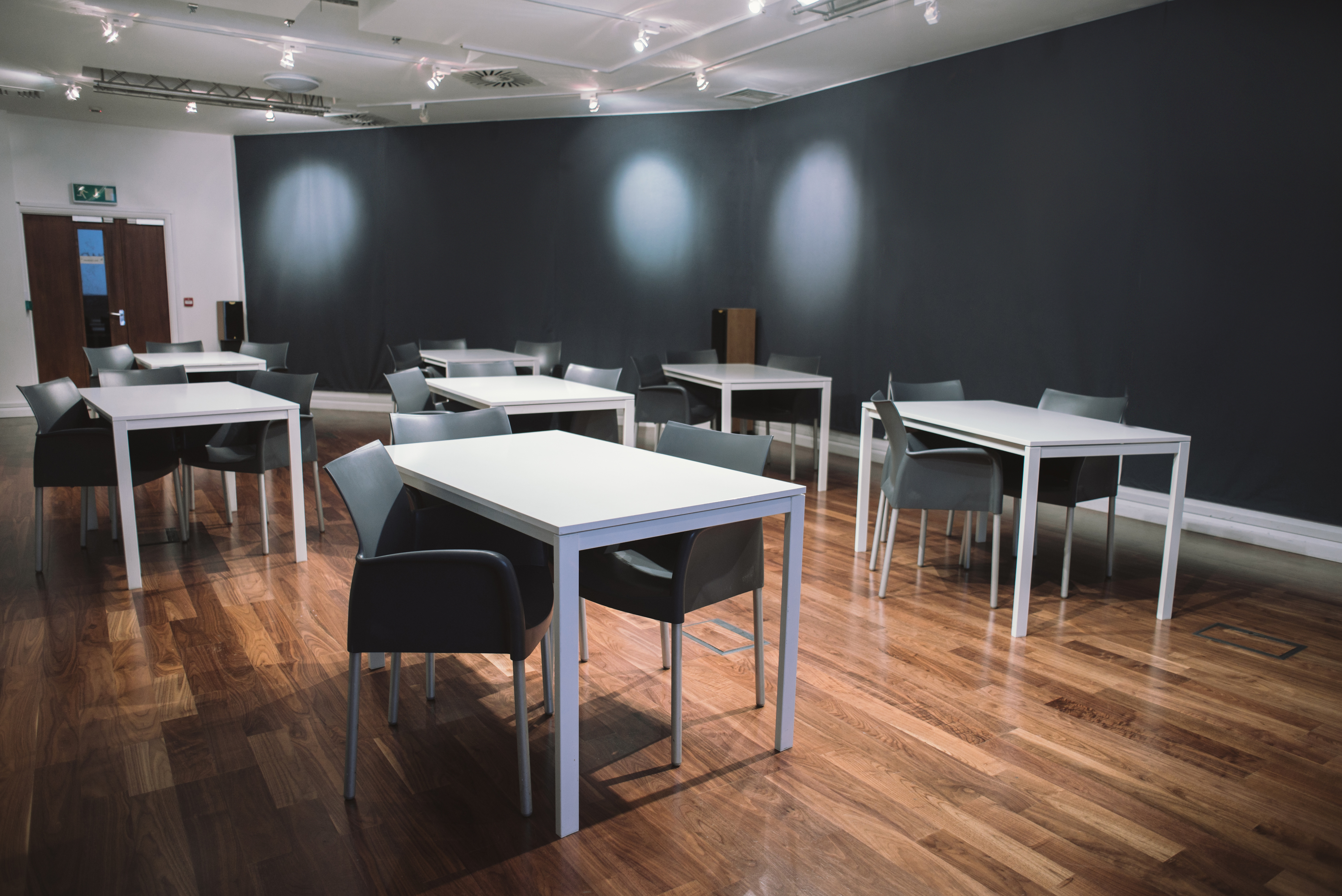Digital Lounge meeting space with white tables, ideal for workshops and discussions.