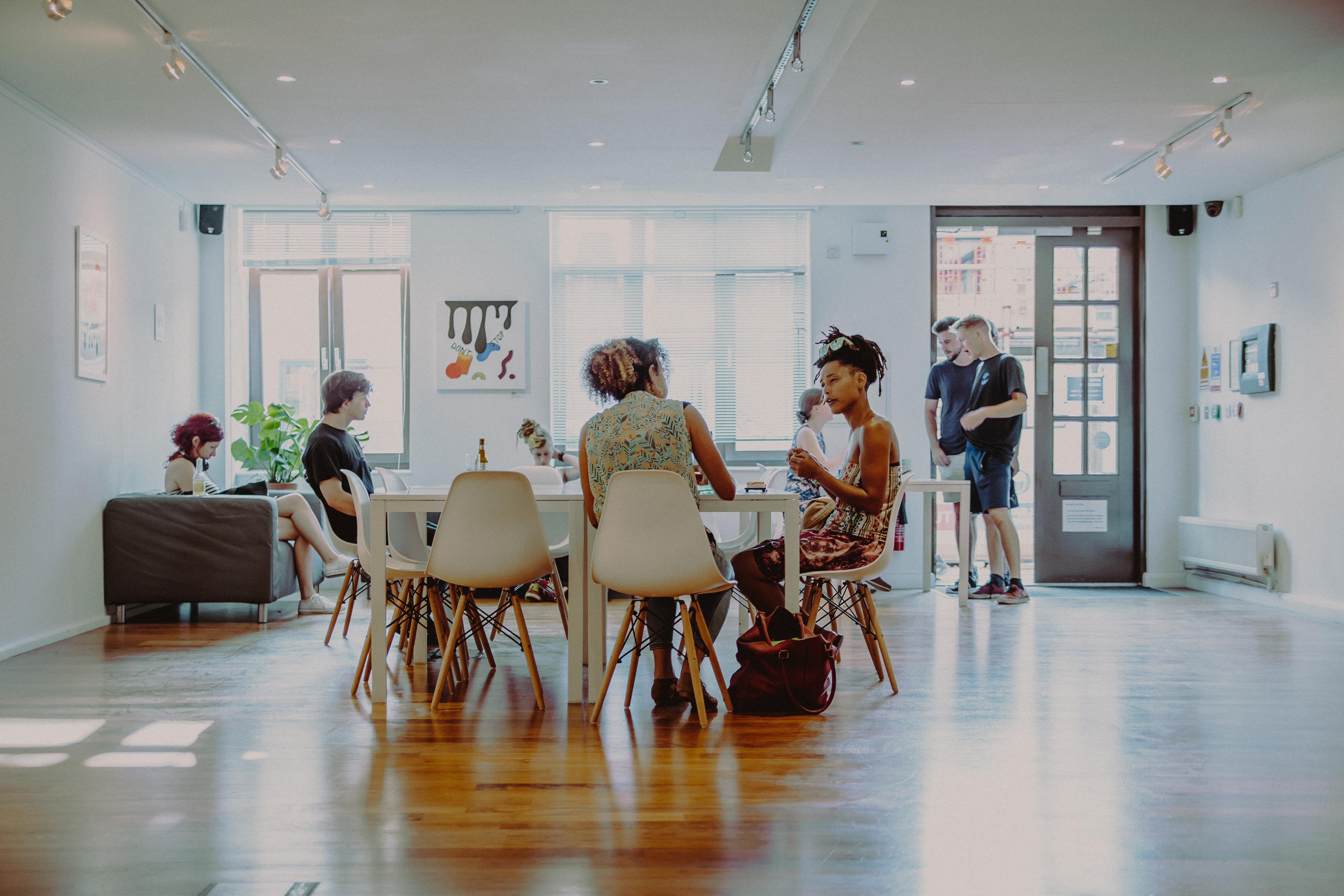 Modern reception area with natural light, ideal for workshops and brainstorming sessions.