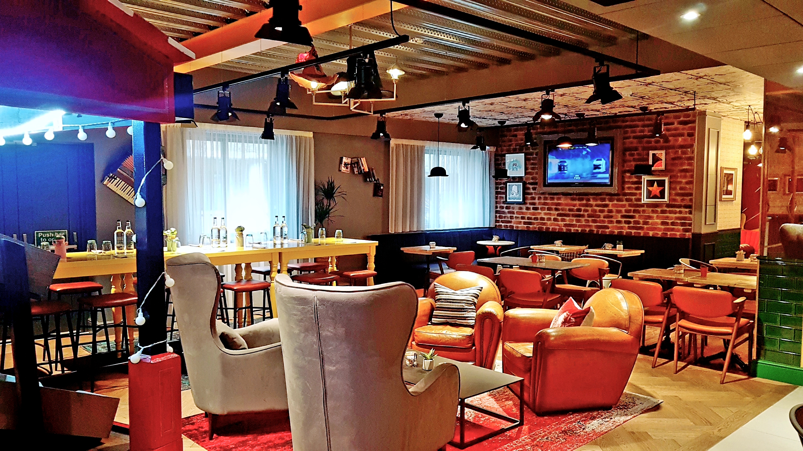 Cozy meeting space in Ibis Styles Southwark, ideal for informal gatherings and events.