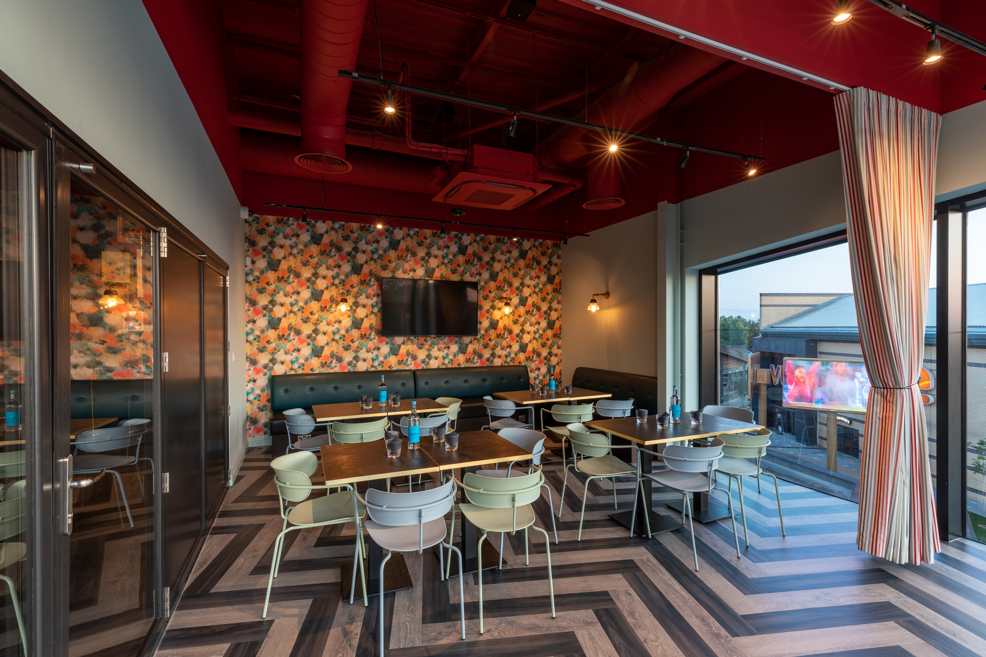 Sapphire Private Room at Puttshack Lakeside, stylish venue for networking events and workshops.