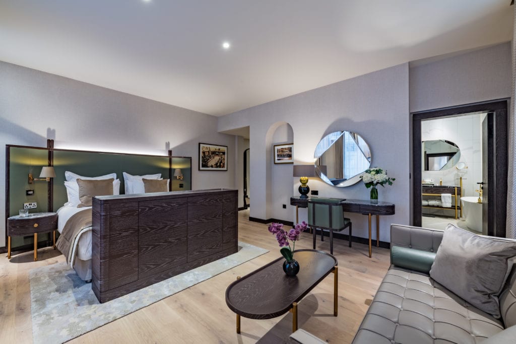 The Bank - hm25arbcm5t.jpg