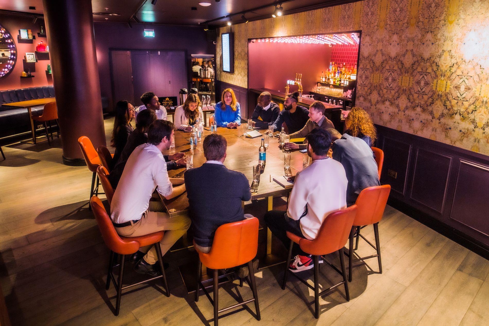 Christmas party at Puttshack with round table, warm lighting, ideal for meetings and workshops.