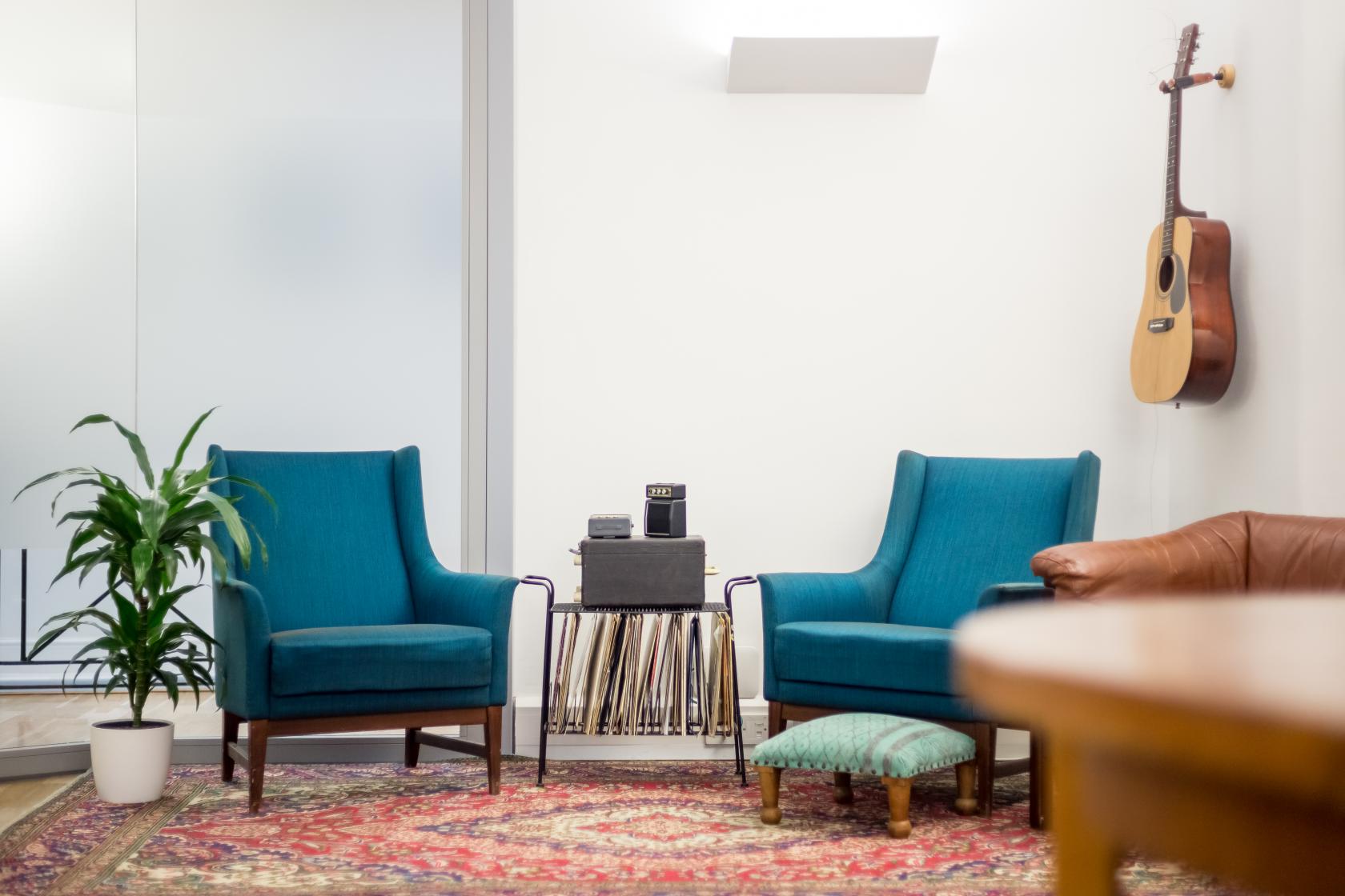 Cozy meeting space with teal chairs for brainstorming in Wallacespace Covent Garden.