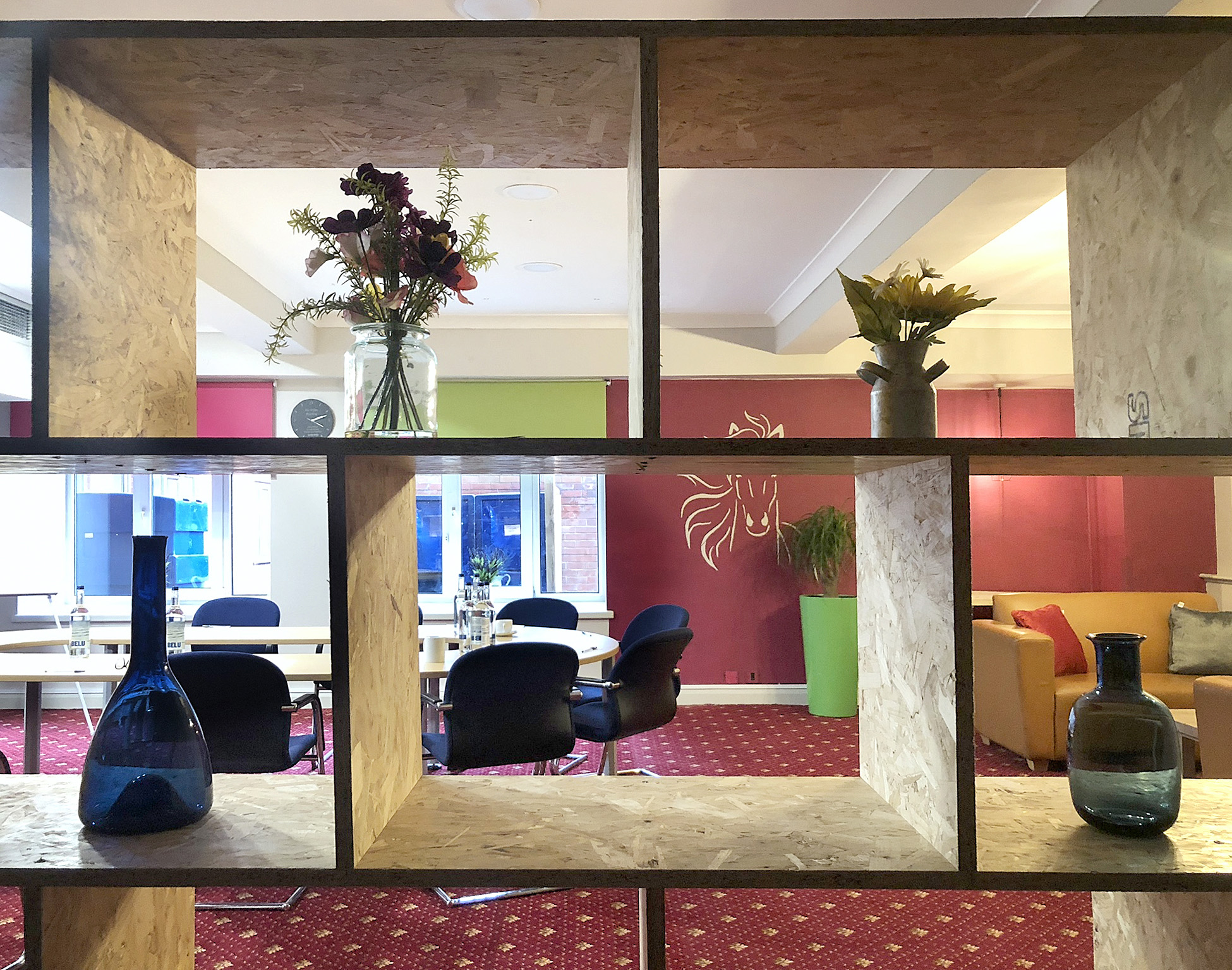 Versatile meeting room with vibrant decor at Ibis Styles Reading for creative events.