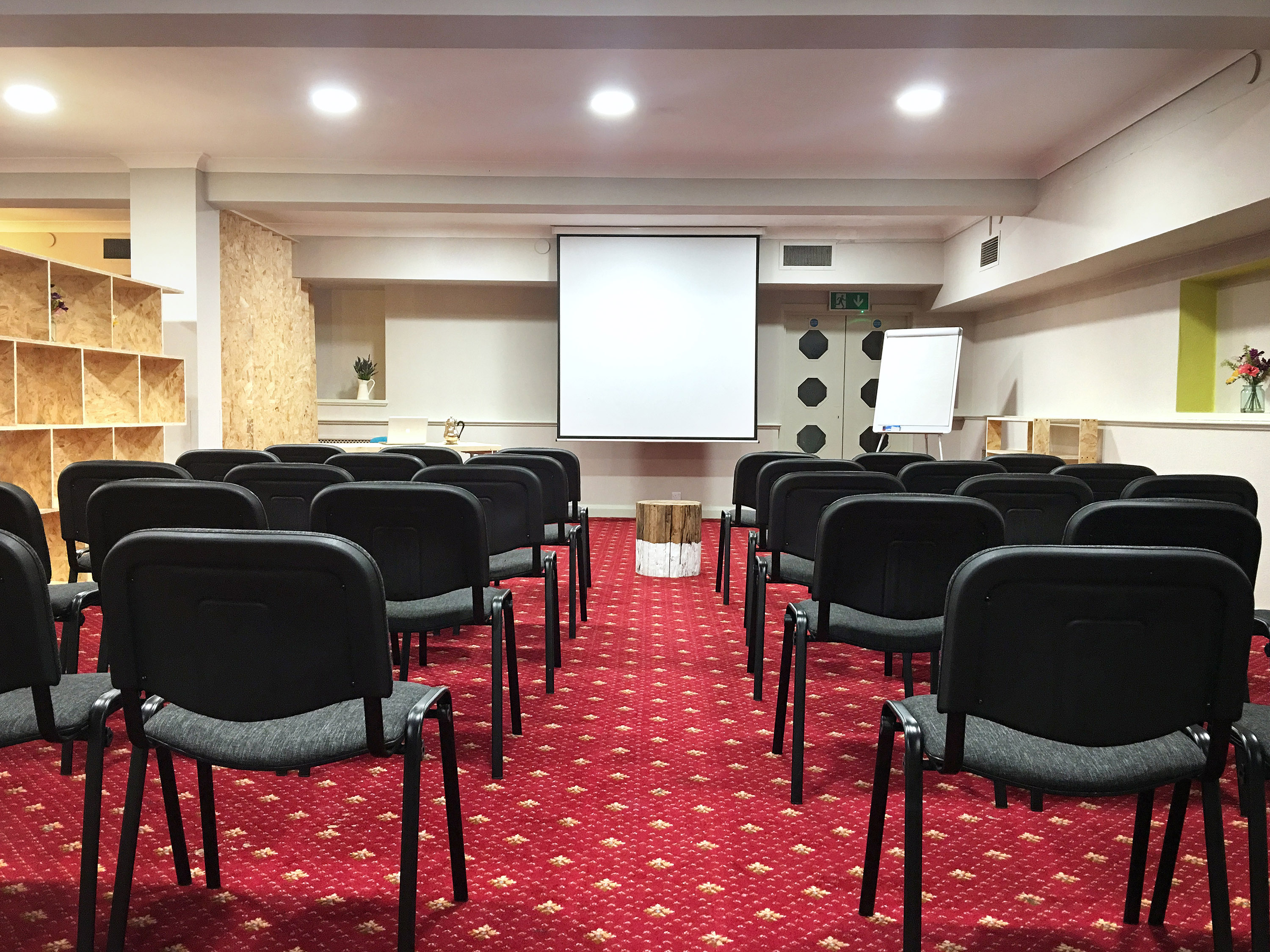 Meeting room at Ibis Styles Reading with projector screen for professional events.
