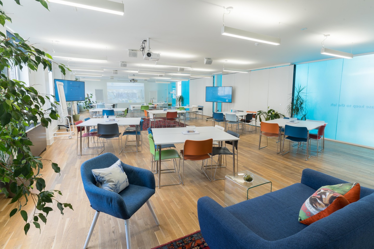Apollo & Soyuz meeting space with natural light, ideal for workshops and brainstorming.