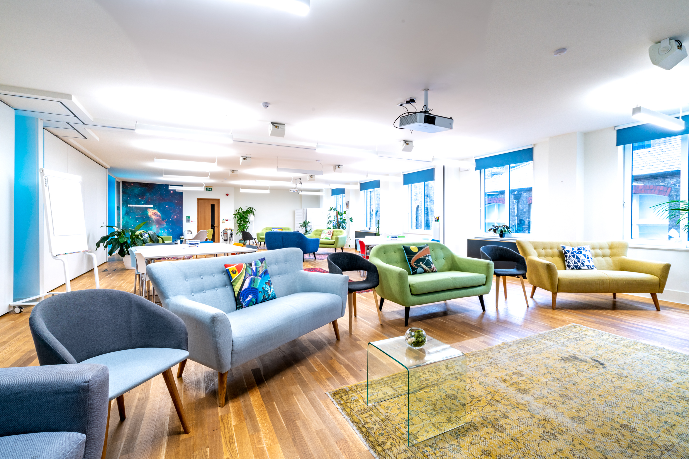 Apollo & Soyuz meeting space with bright light, ideal for workshops and brainstorming.