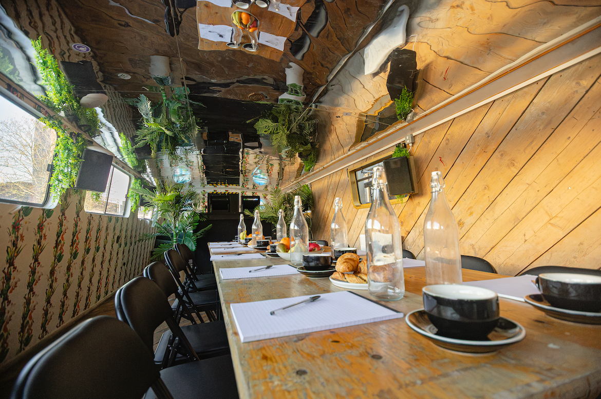 Creative meeting space with long table, perfect for workshops and brainstorming sessions.