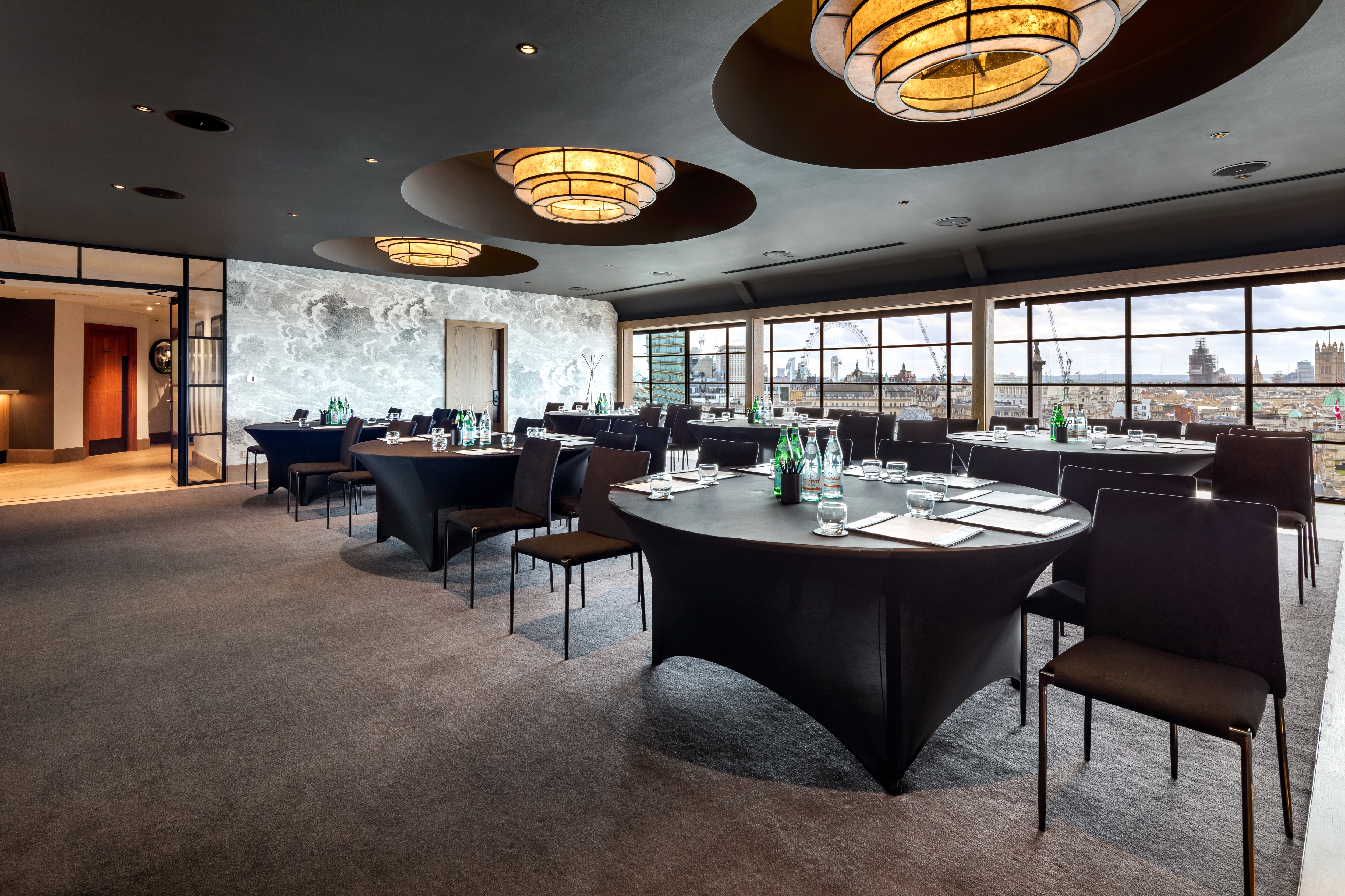 Penthouse Suite at Radisson Blu, London: elegant meeting space for corporate events.