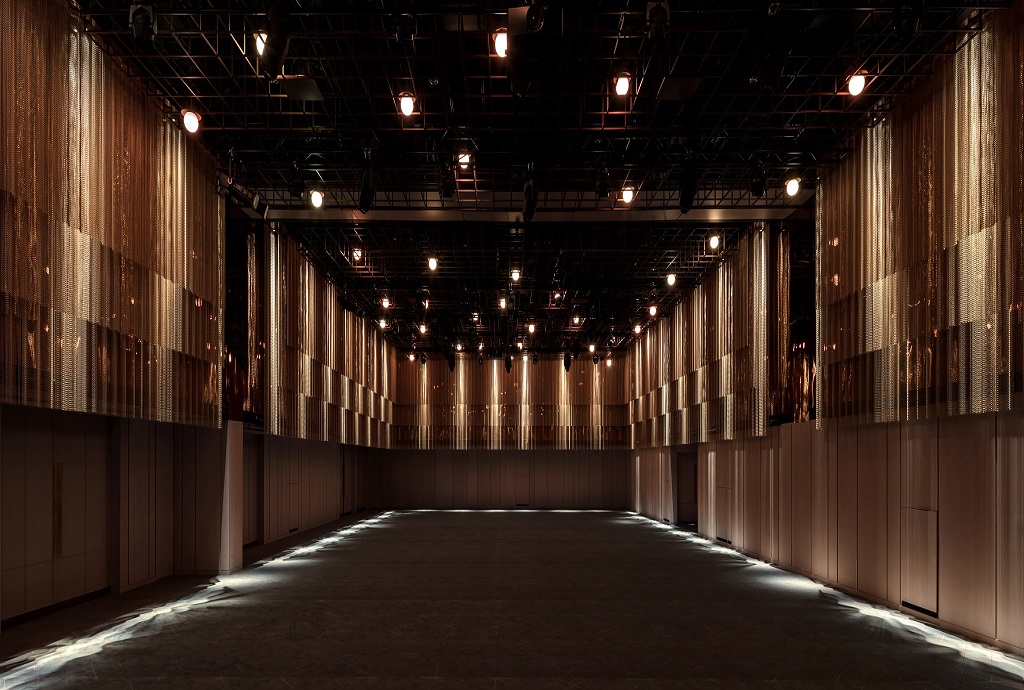 Spacious ballroom with high ceilings, ideal for conferences and exhibitions in London.