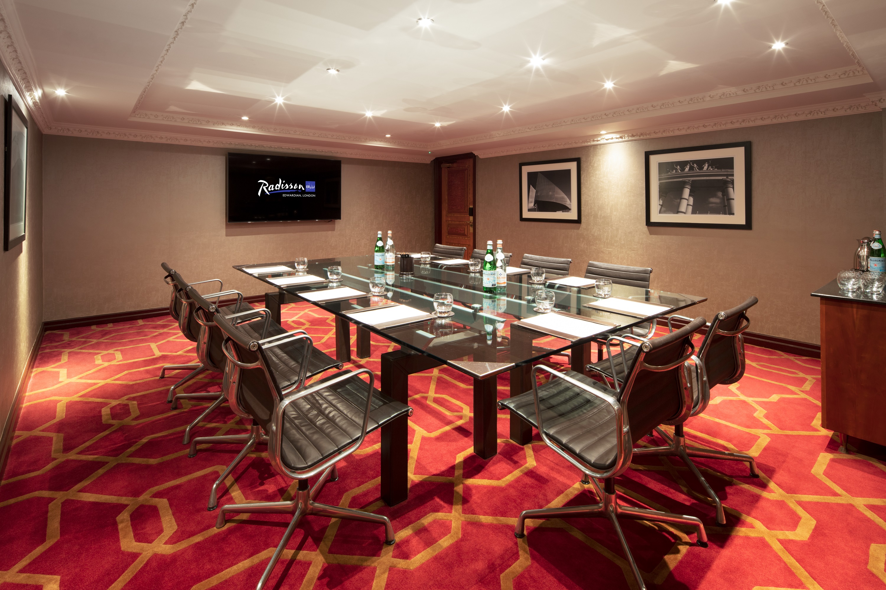 Private Room 19 at Radisson Blu Heathrow, modern meeting space for professional gatherings.
