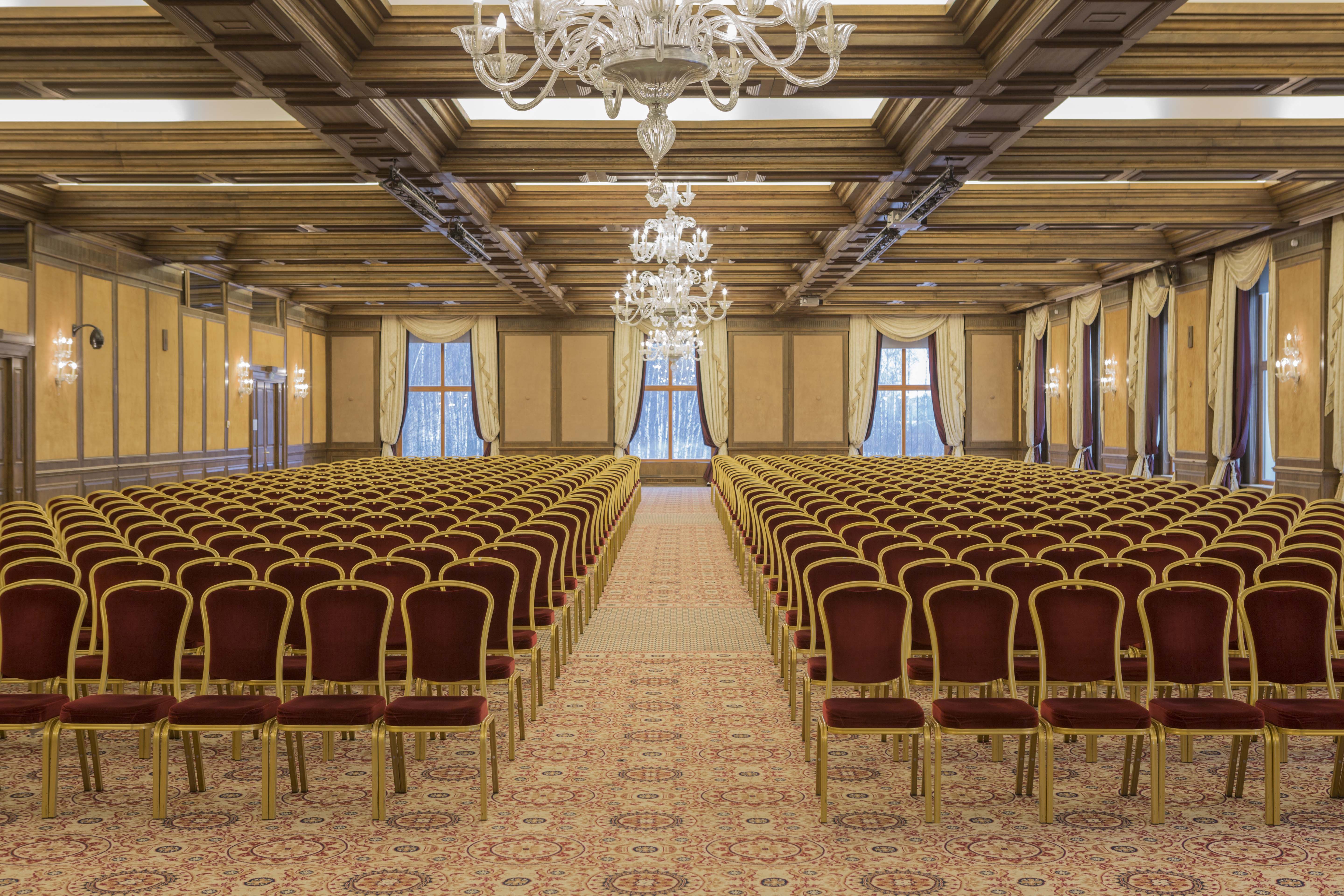 Elegant meeting room with red chairs at Grand Opera, perfect for conferences and presentations.